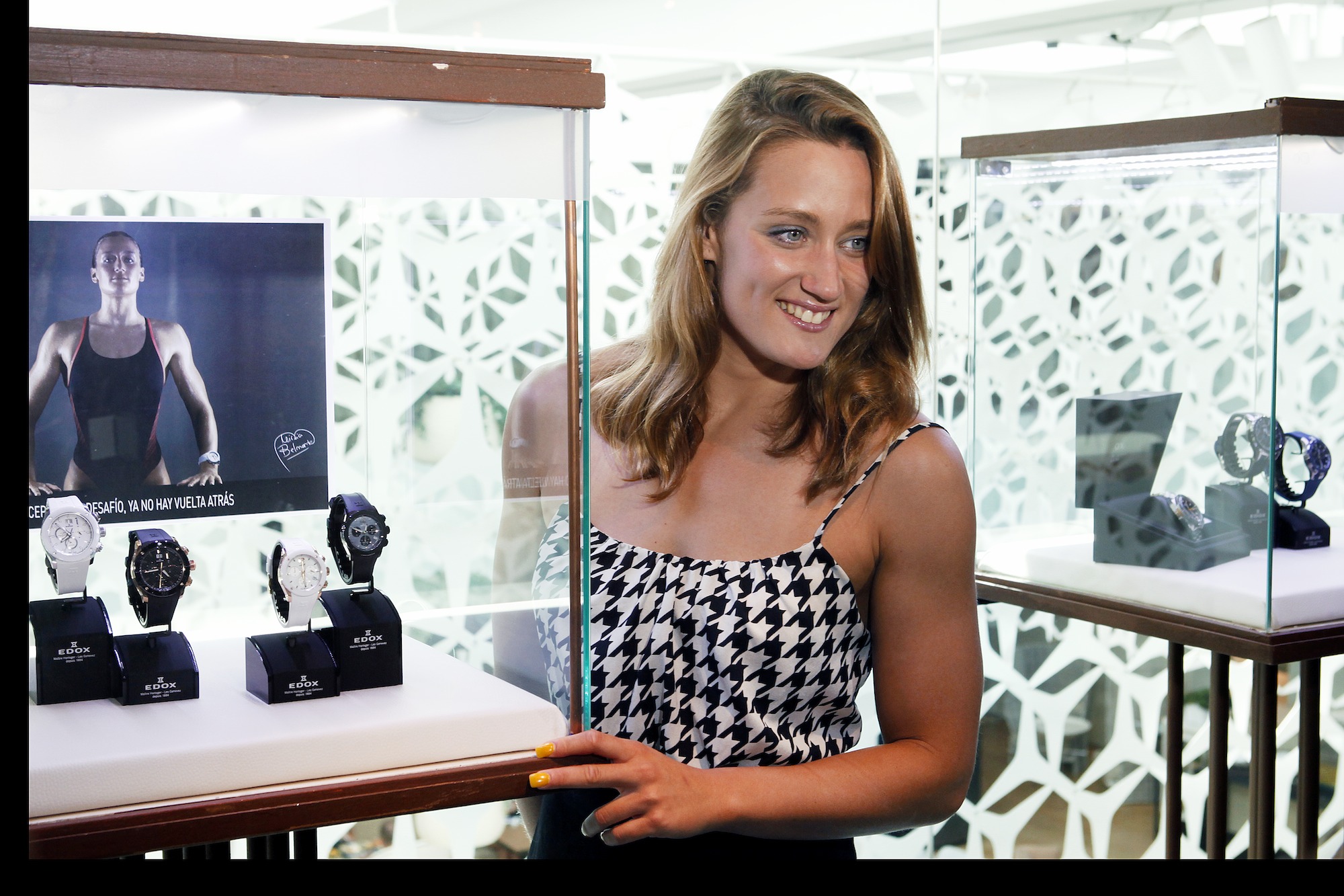 Mireia Belmonte junto a los relojes EDOX Class-1, ideados especialmente para los deportes acuáticos