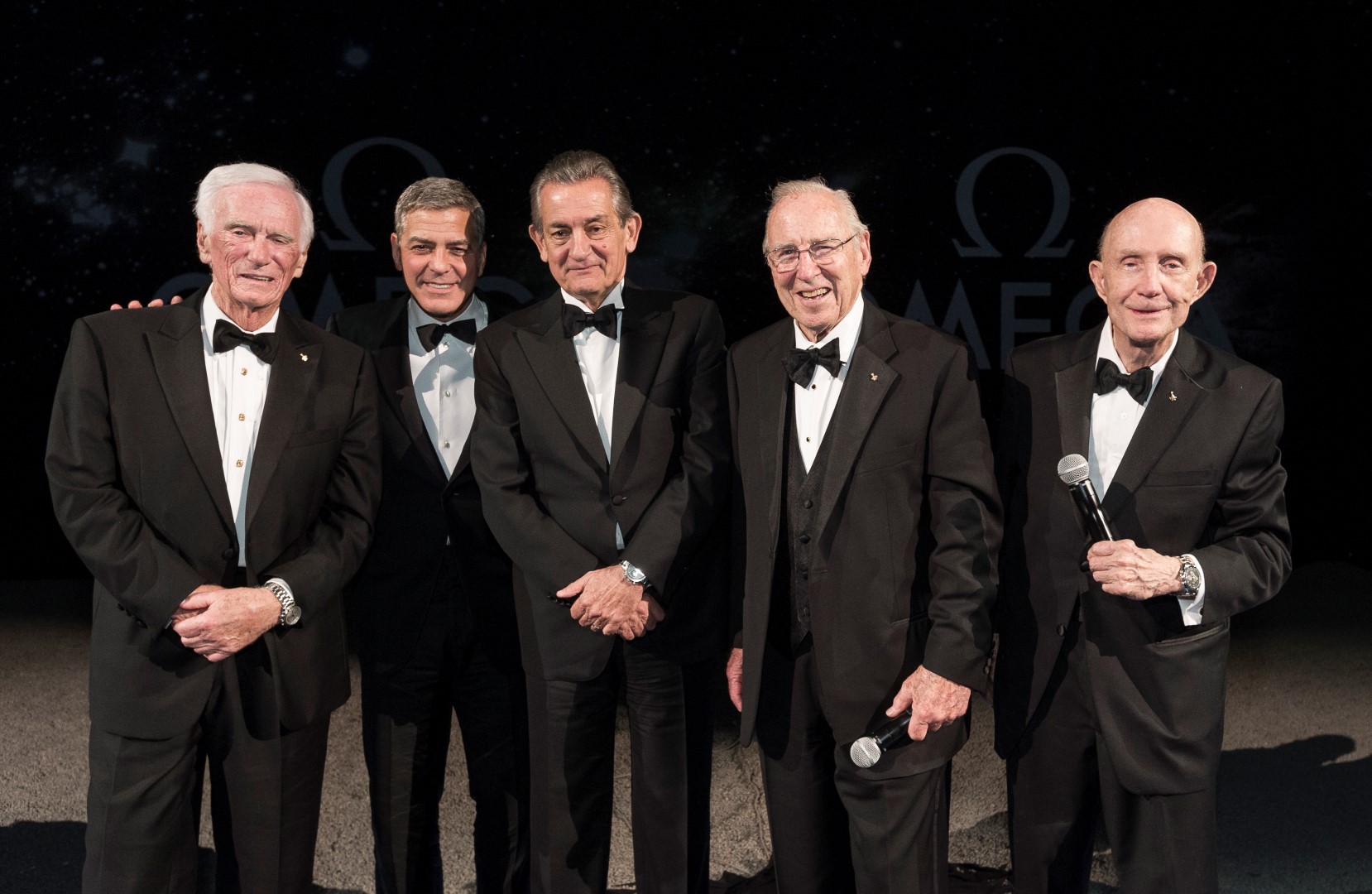 De izquierda a derecha Gene Cernan,George Clooney, Stephen Urquhart, Capitán James Lovell y General Thomas Stafford