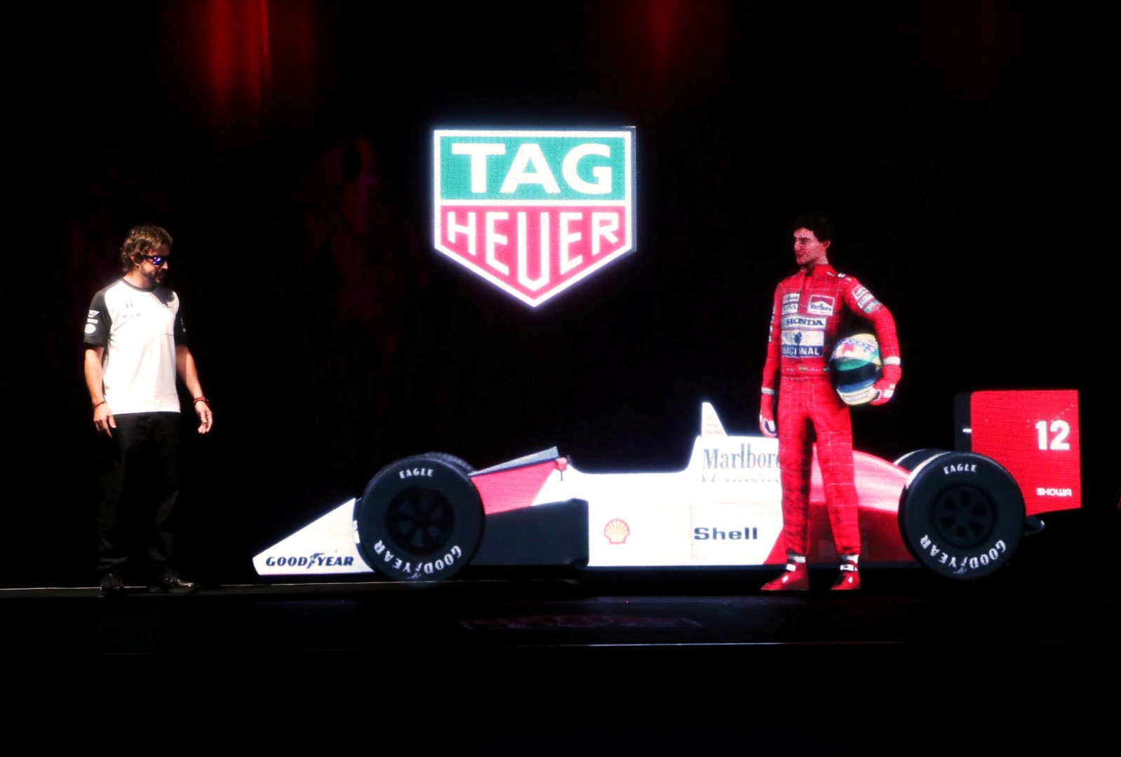 Fernando Alonso con el holograma de Senna bajo el logo de TAG Heuer