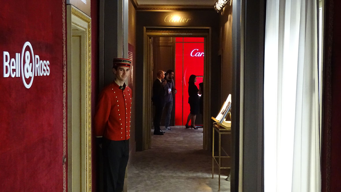 El pasillo que conduce a Cartier. Al fondo, Ramón Fornell, el fotógrafo oficial del certamen (y una gran persona)
