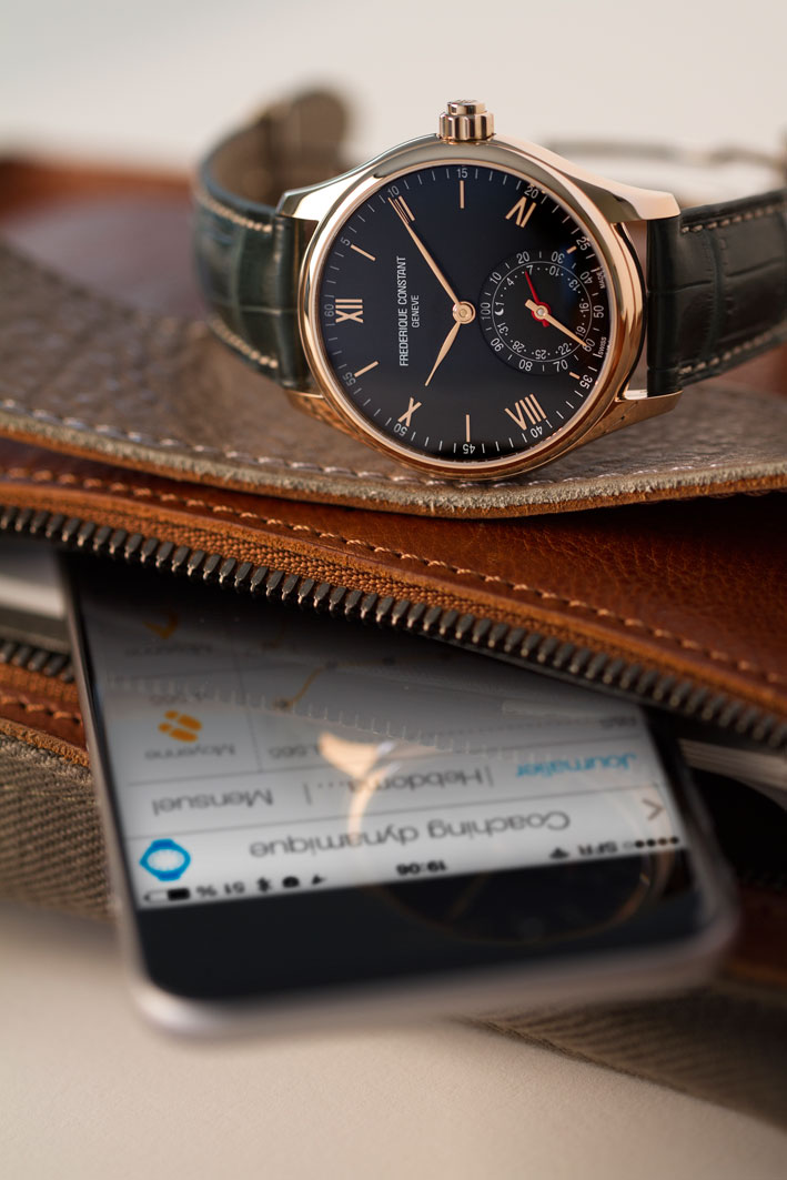 Frederique Constant Only Watch con iPhone - detalle
