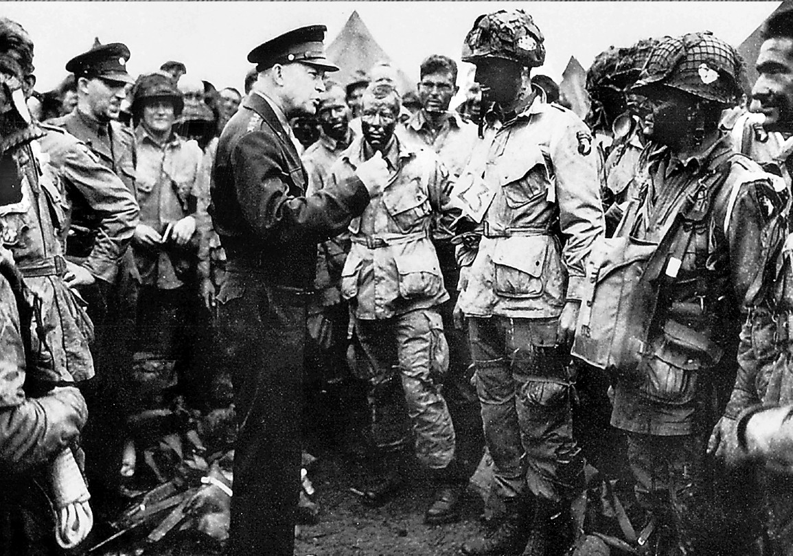El General Dwight Eisenhower se dirige a la 101 aerotransportada la víspera del desembarco de Normandía