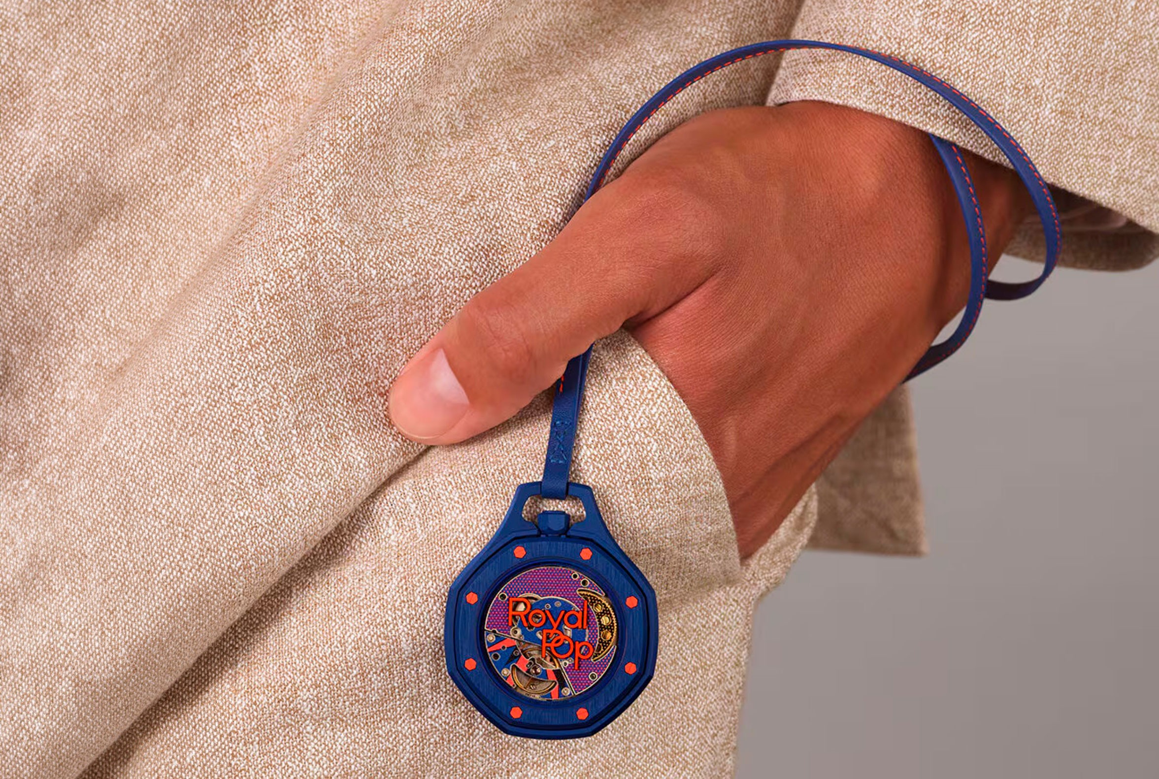 El Audemars Piguet x Swatch Collection Bioceramic Royal Pop Orenji Hachi como reloj de bolsillo