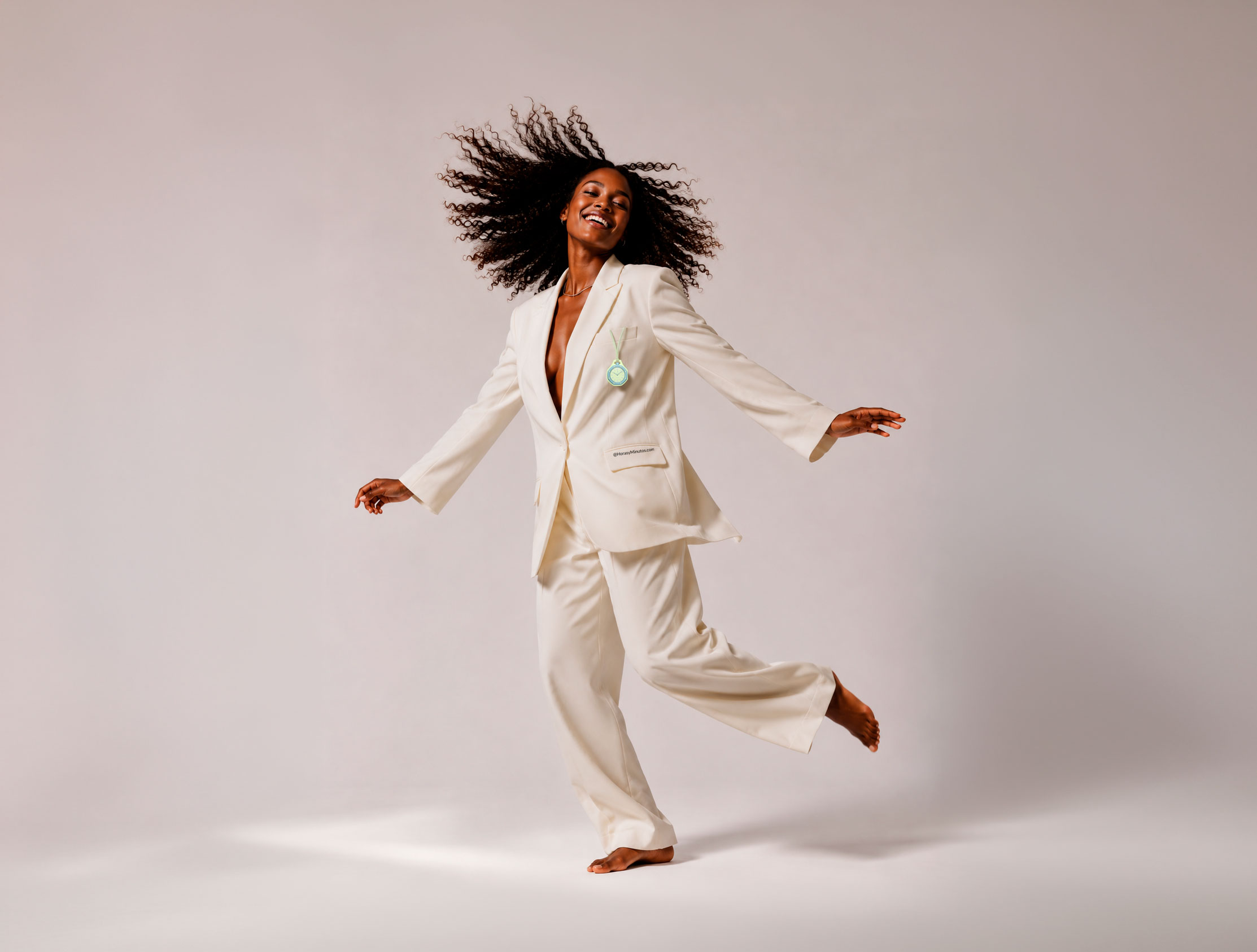 Una mujer bailando con el Audemars Piguet x Swatch Collection Bioceramic Royal Pop Blaue Acht