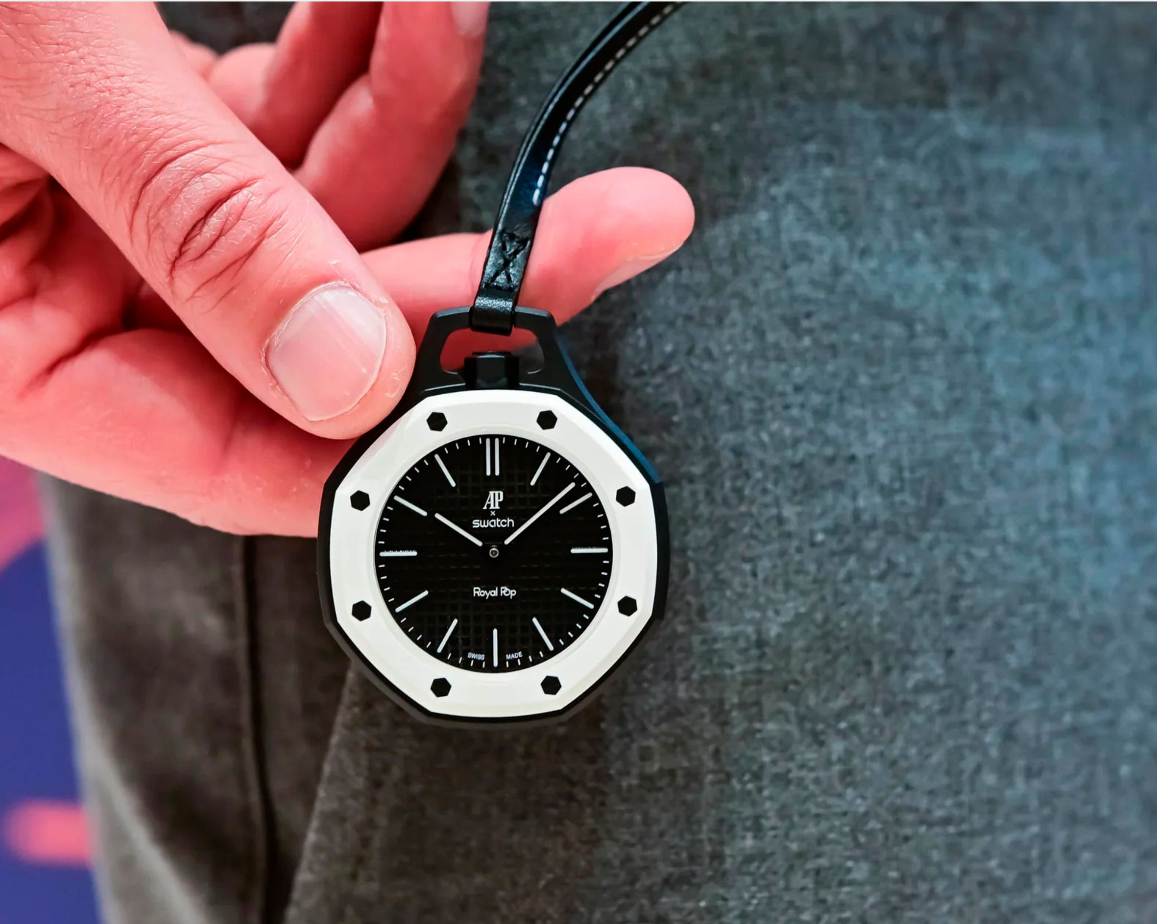 El Audemars Piguet x Swatch Collection Bioceramic Royal Pop Ocho negro como reloj de bolsillo