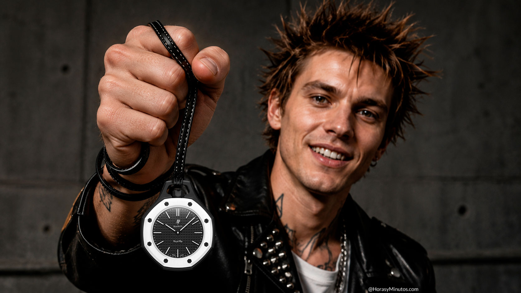 Un punk mostrando el Audemars Piguet x Swatch Collection Bioceramic Royal Pop Ocho Negro