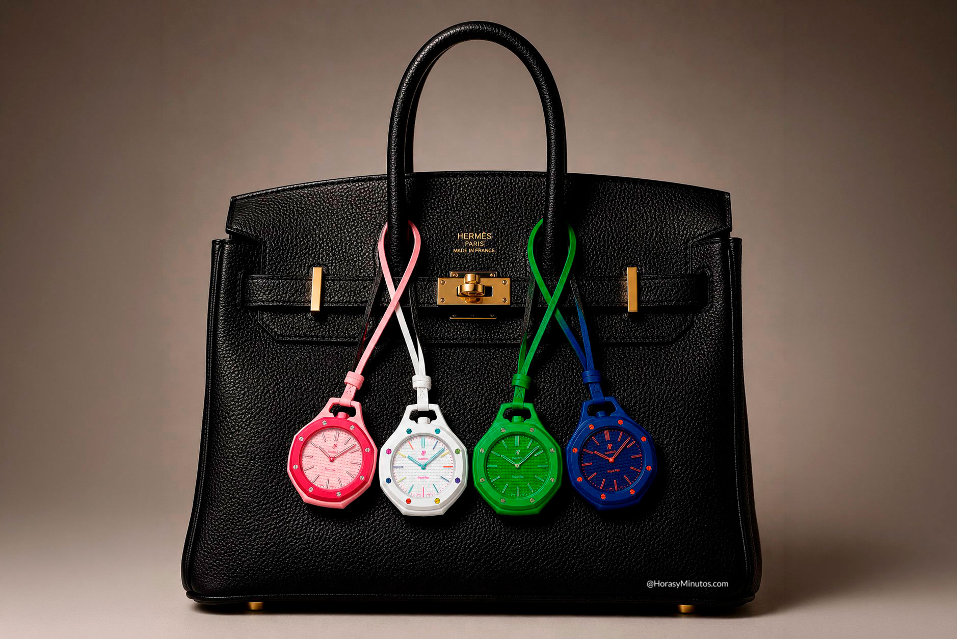Audemars Piguet x Swatch Collection Bioceramic Royal Pop en un bolso Hermès