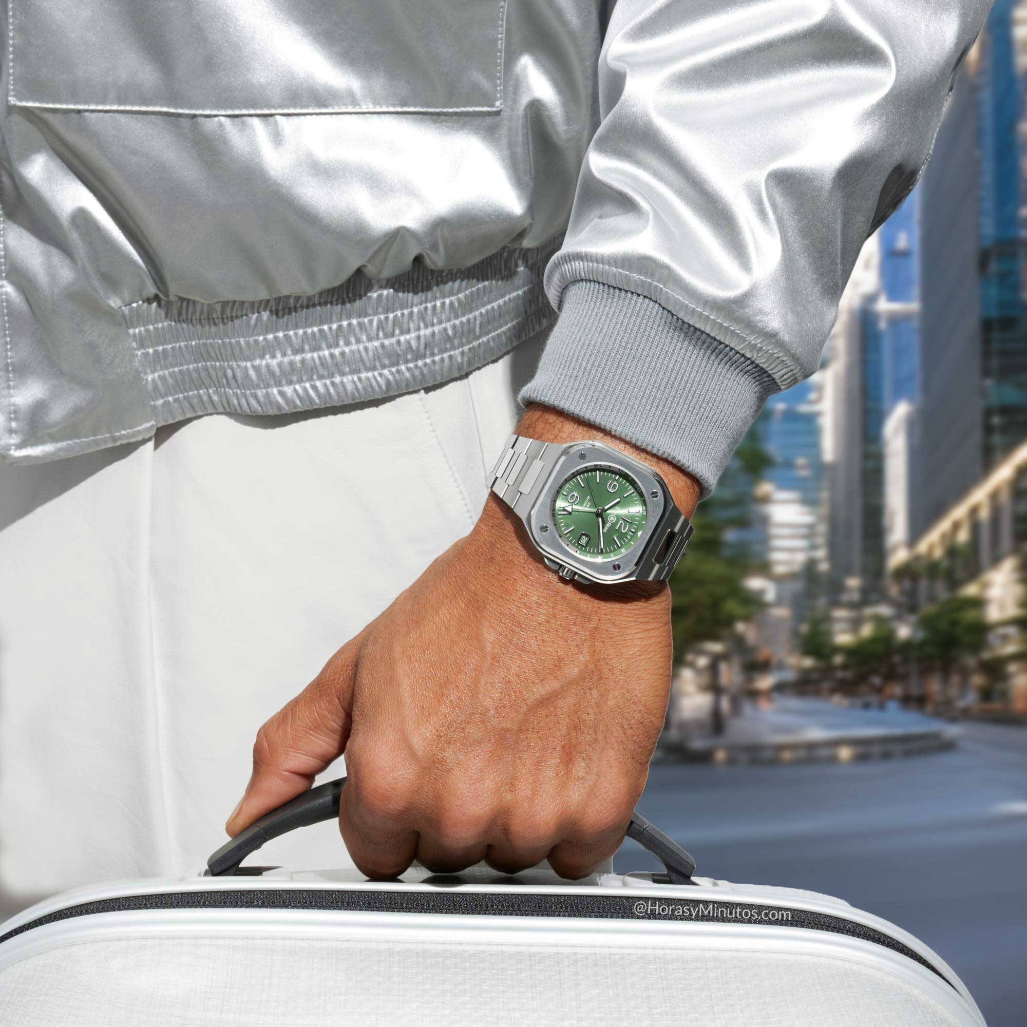 Así queda el Bell & Ross BR-05 GMT Green Steel con brazalete