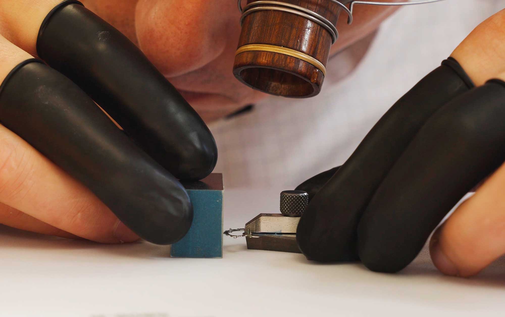 El relojero ajustando una pieza de cuartos del Blancpain Grande Double Sonnerie