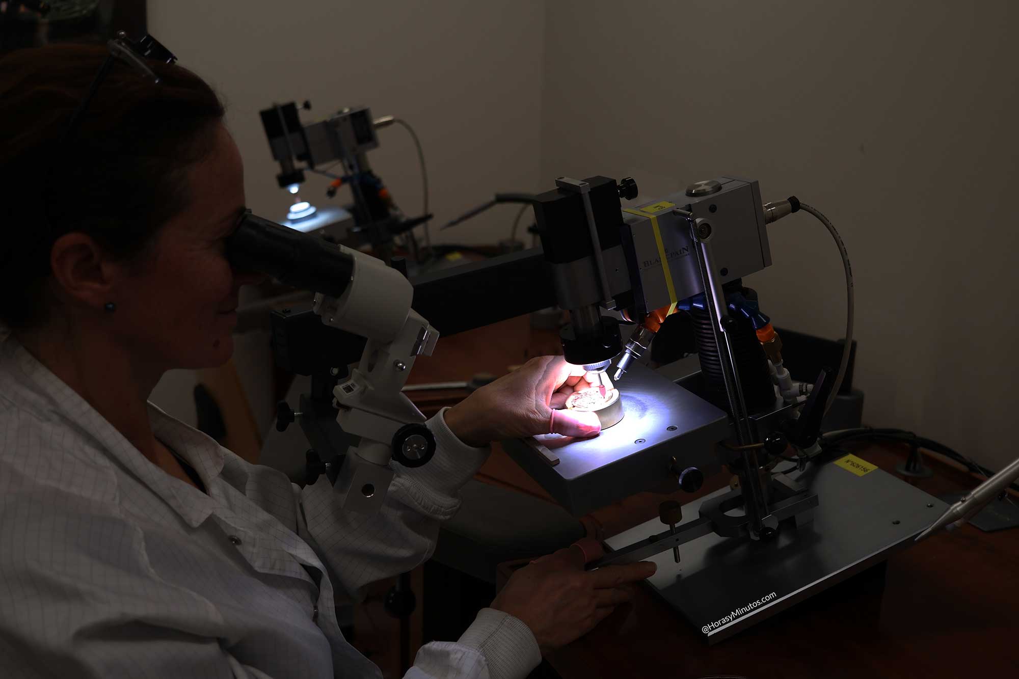 La artesana perlando la platina base del Blancpain Grande Double Sonnerie