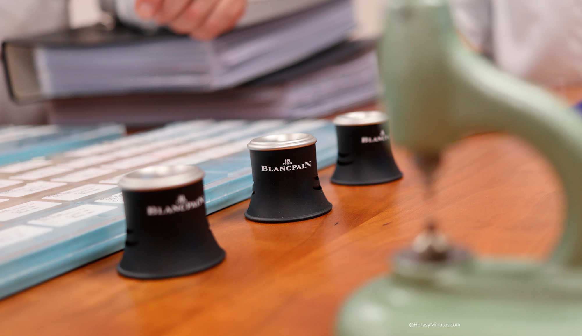 Tres lupas de relojero en el taller de Blancpain