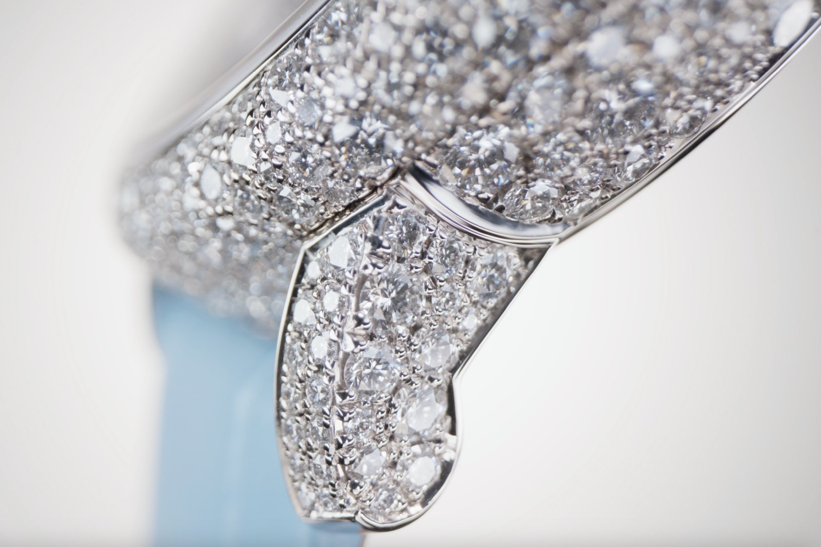 Detalle de las asas del Blancpain Ladybird Colors Diamond Bloom