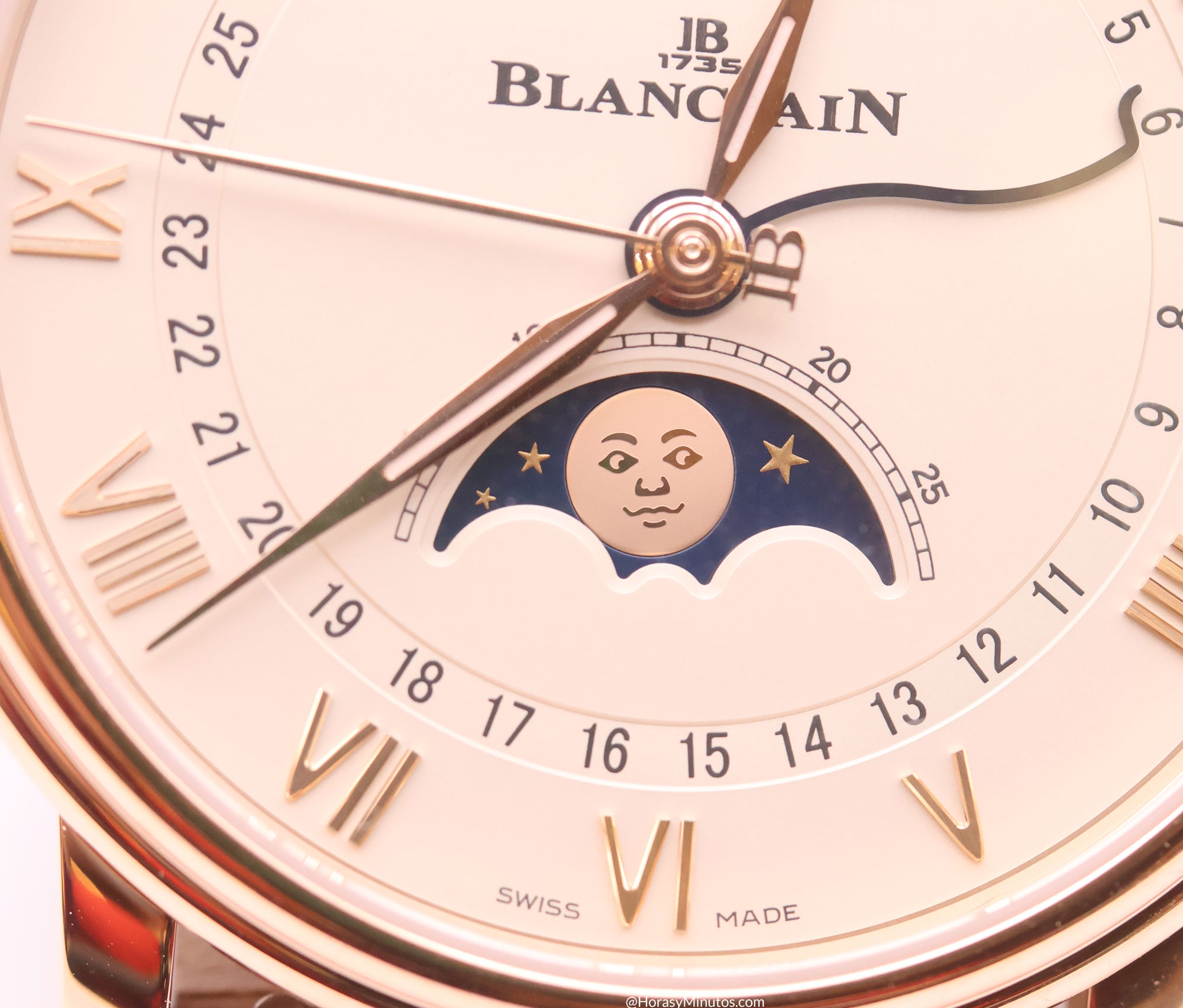 Detalle de la luna del Blancpain Villeret Quantieme Complet Phases de Lune de oro rojo