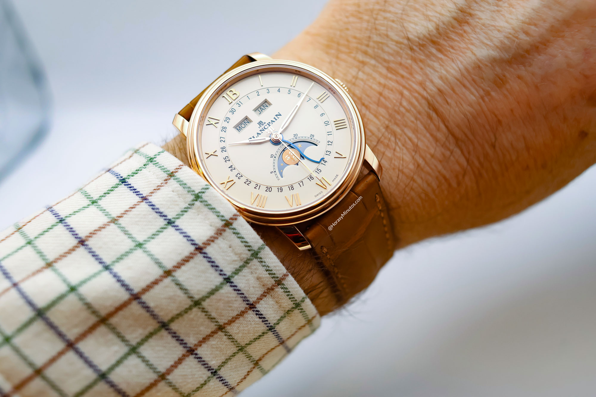 Así queda el Blancpain Villeret Quantieme Complet Phases de Lune en oro rojo