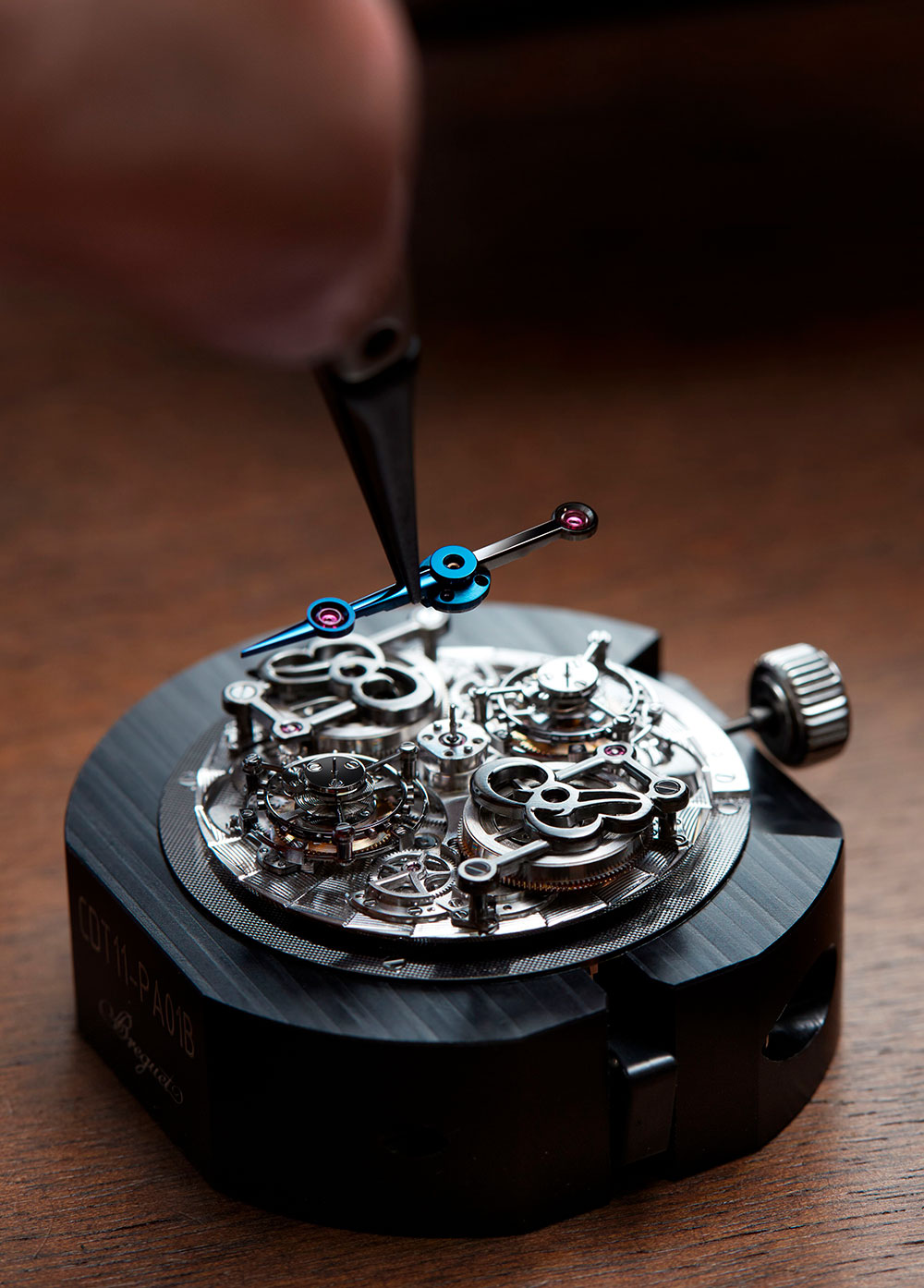 Montaje de la manecilla de horas del Breguet Classique Double Tourbillon 5345 “Quai de l’Horloge”