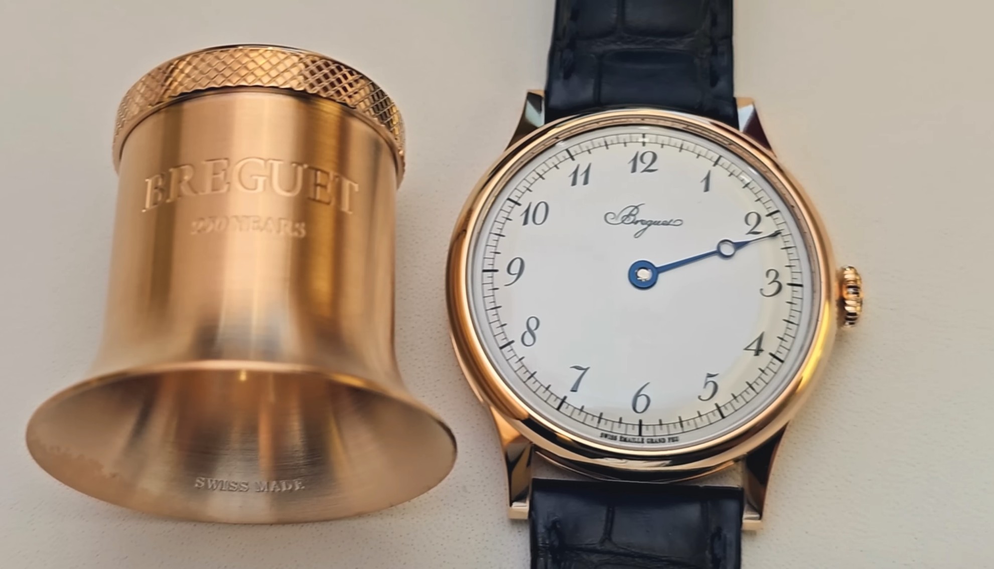 Una lupa hecha del mismo oro Breguet que el Breguet Classique Souscription 2025