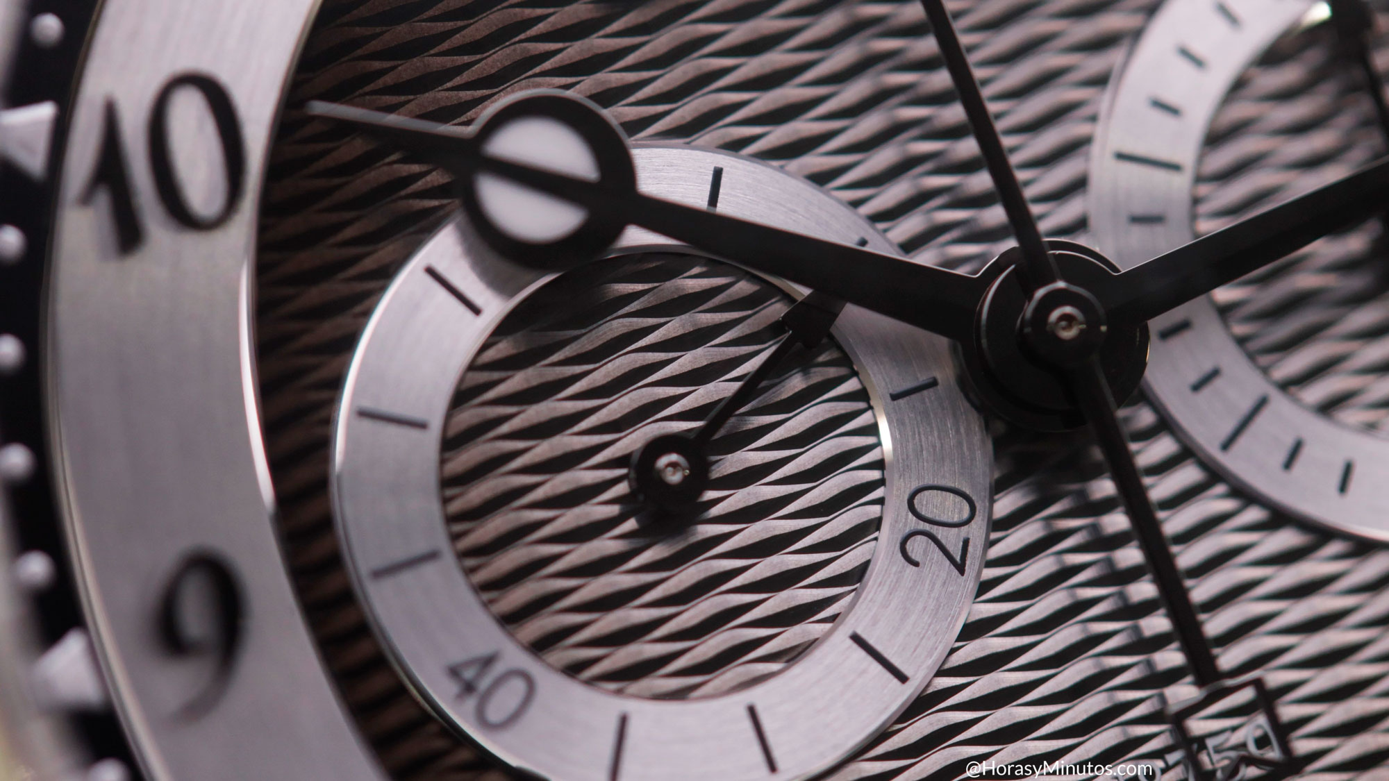 Detalle de la esfera del Breguet Marine Chronographe 5527 de titanio