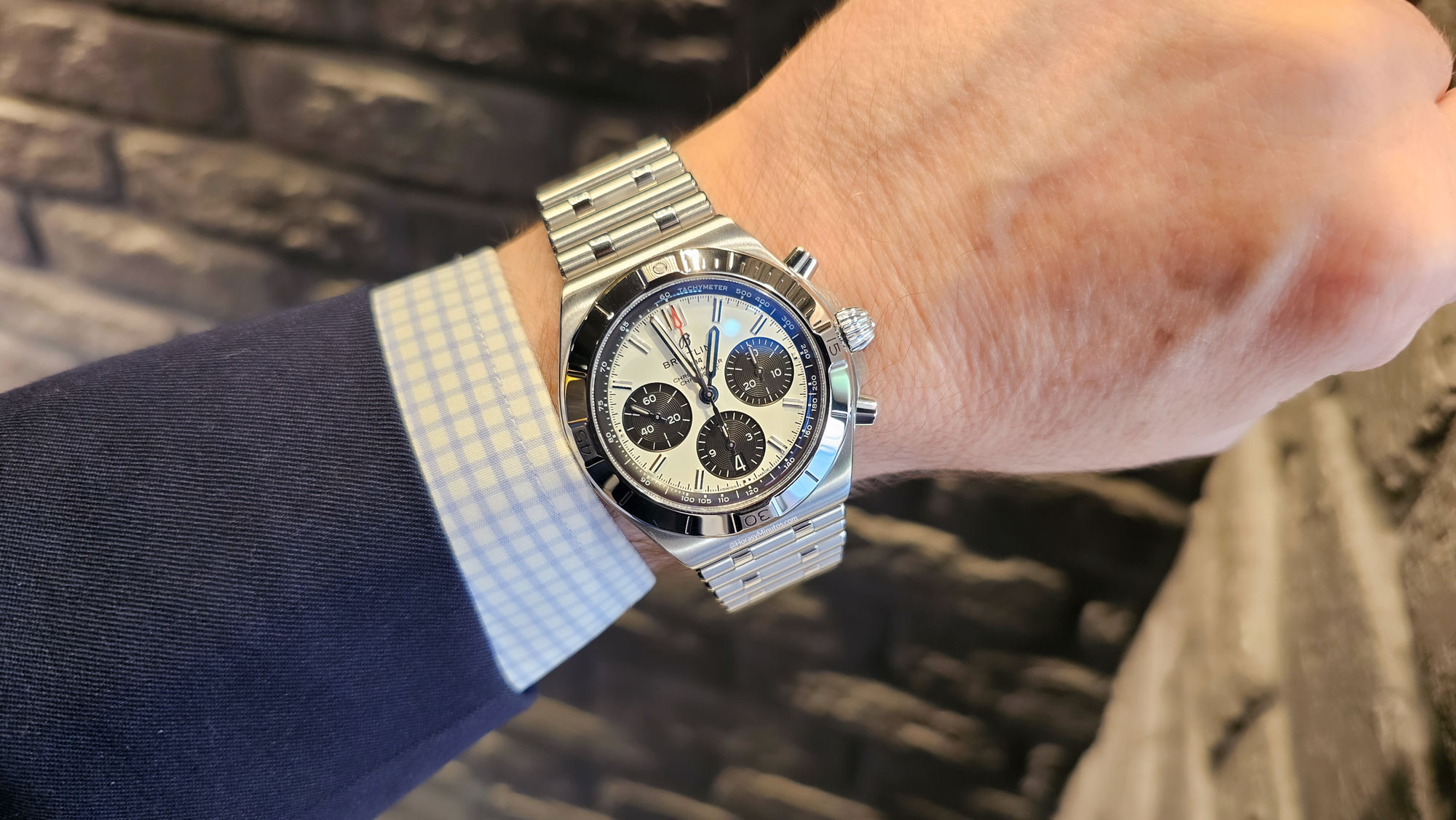 el Breitling Chronomat B01 Chronograph 42 esfera blanca, en la muñeca