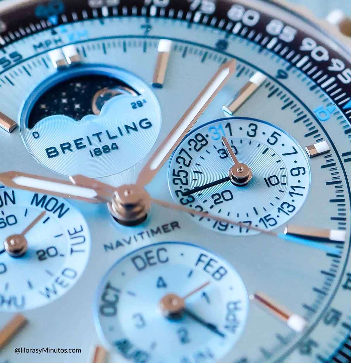 Detalle de la esfera del Breitling Navitimer B19 Chronograph 43 Perpetual Calendar