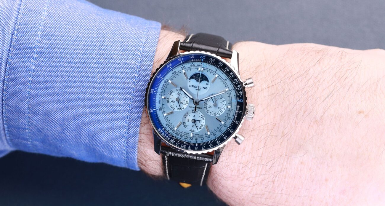 El Breitling Navitimer B19 Chronograph 43 Perpetual Calendar, puesto