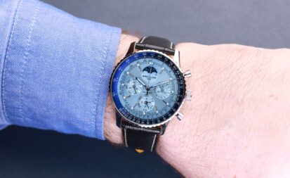 El Breitling Navitimer B19 Chronograph 43 Perpetual Calendar, puesto