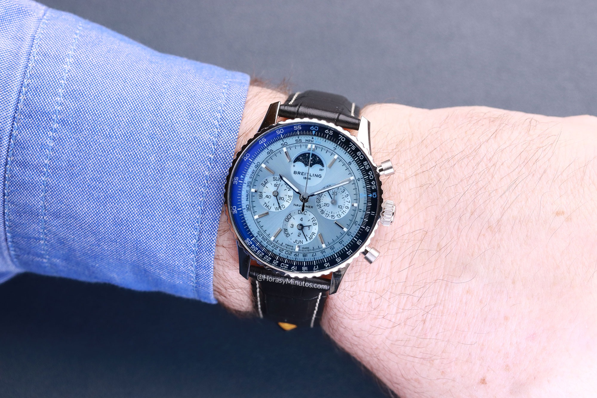El Breitling Navitimer B19 Chronograph 43 Perpetual Calendar, puesto