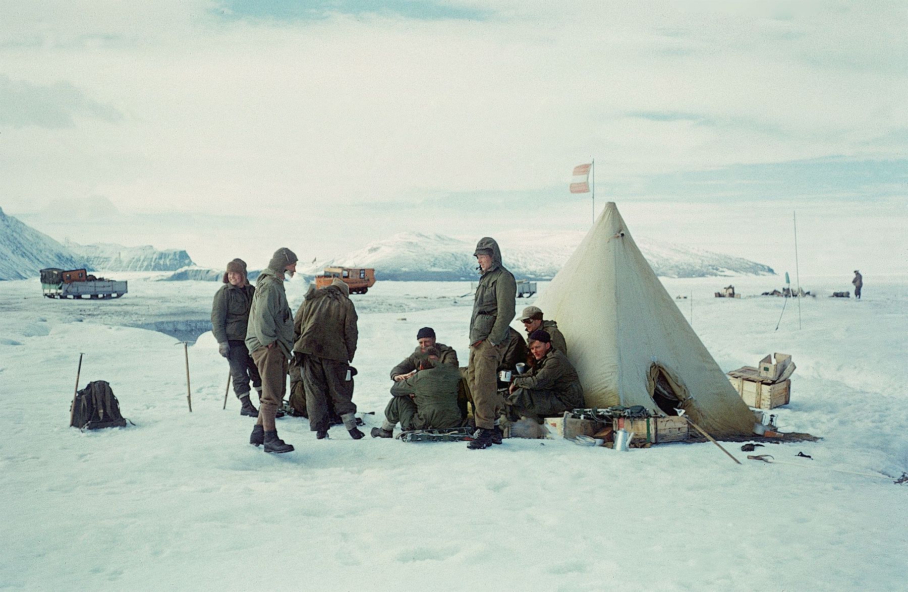Los miembros de la British North Greenland Expedition, acampados