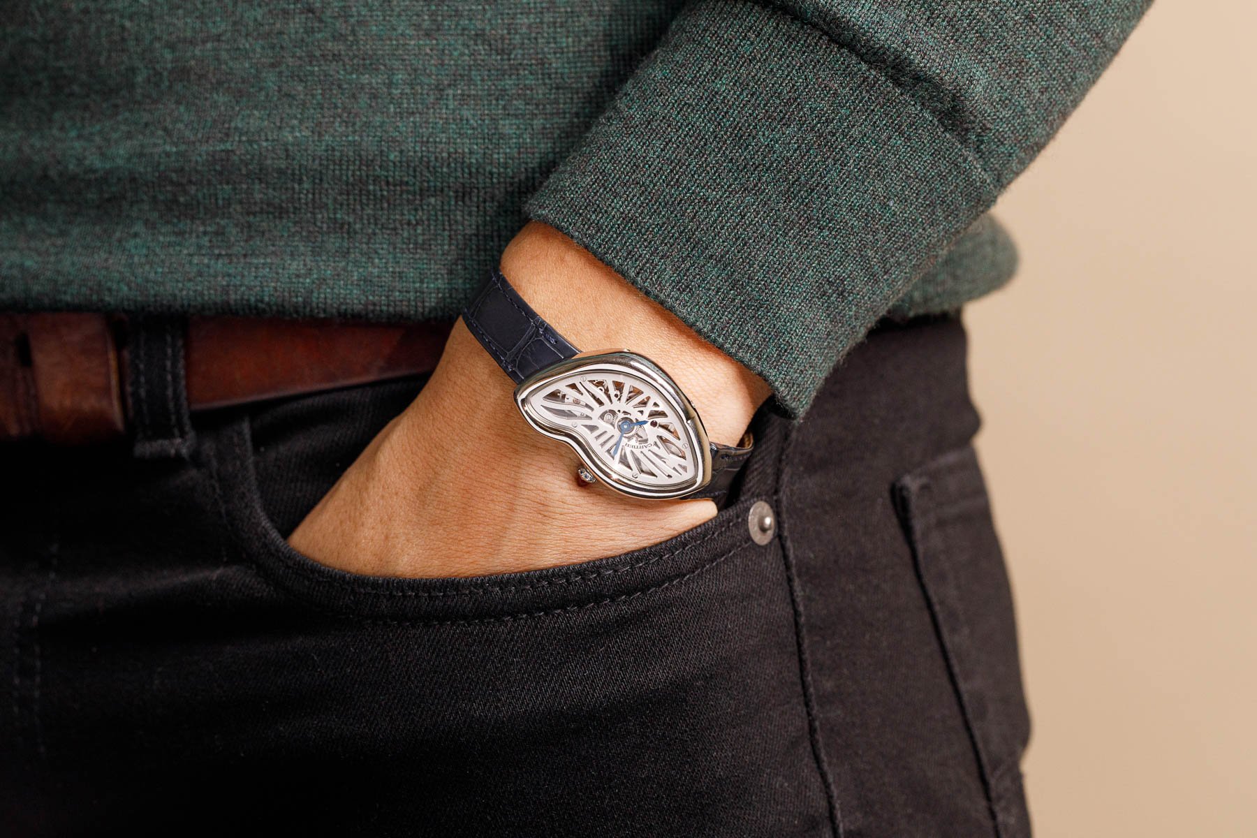 En la muñeca: Cartier Crash Skeleton