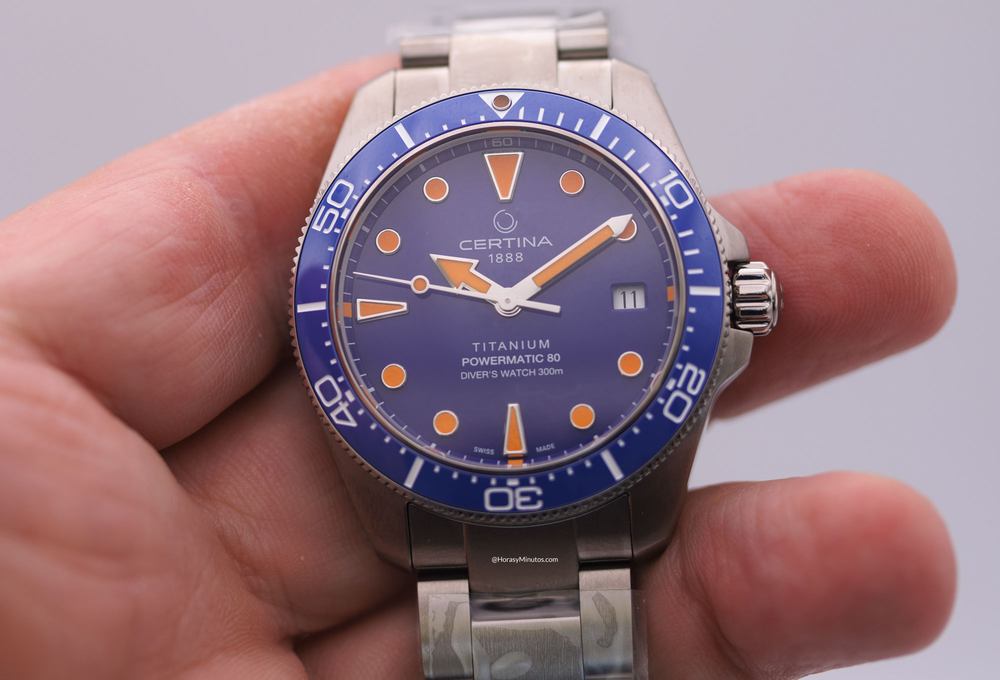 Así se ve el Certina DS Action Diver 38mm Powermatic 80 Titanium azul y naranja en vivo
