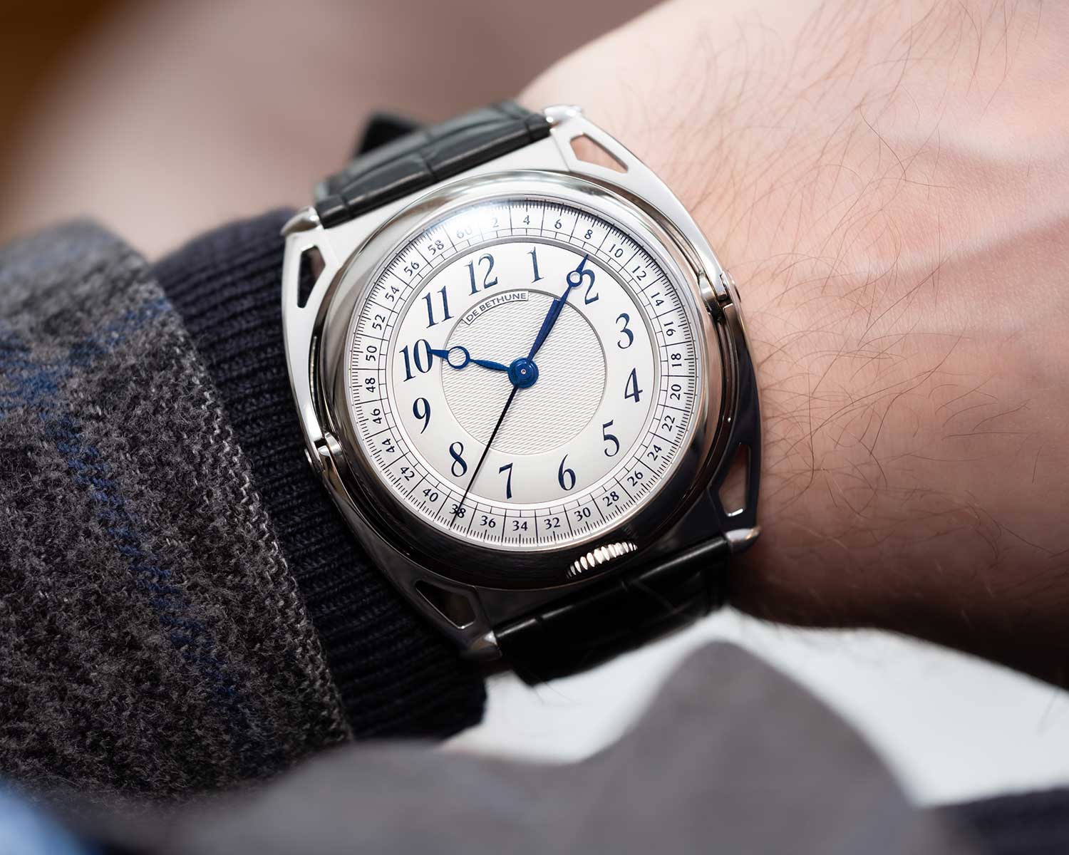 El De Bethune Kind of Two Tourbillon clásico, en la muñeca