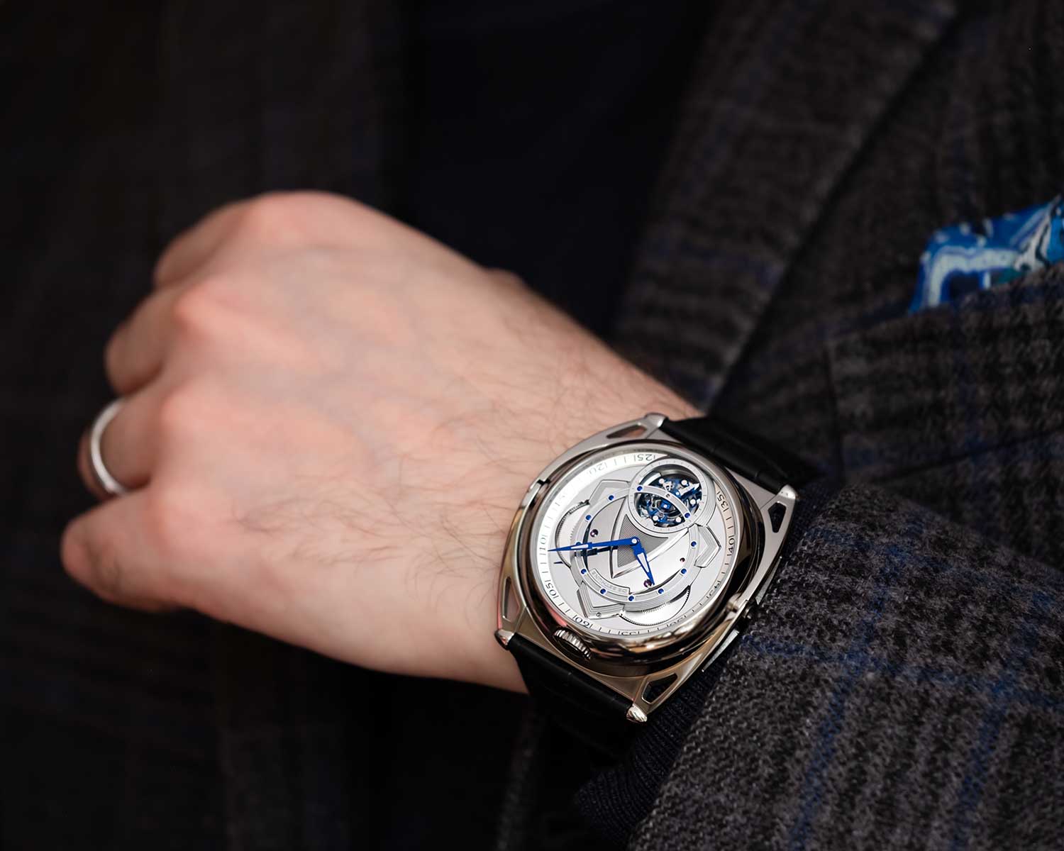 El De Bethune Kind of Two Tourbillon contemporáneo, en la muñeca