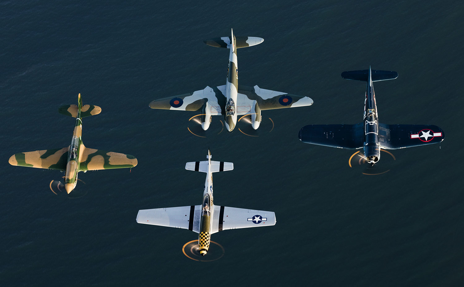 De izquierda a derecha: Curtis Warhawk, De Havilland Mosquito, P-51 Mustang y Vought F4U Corsair