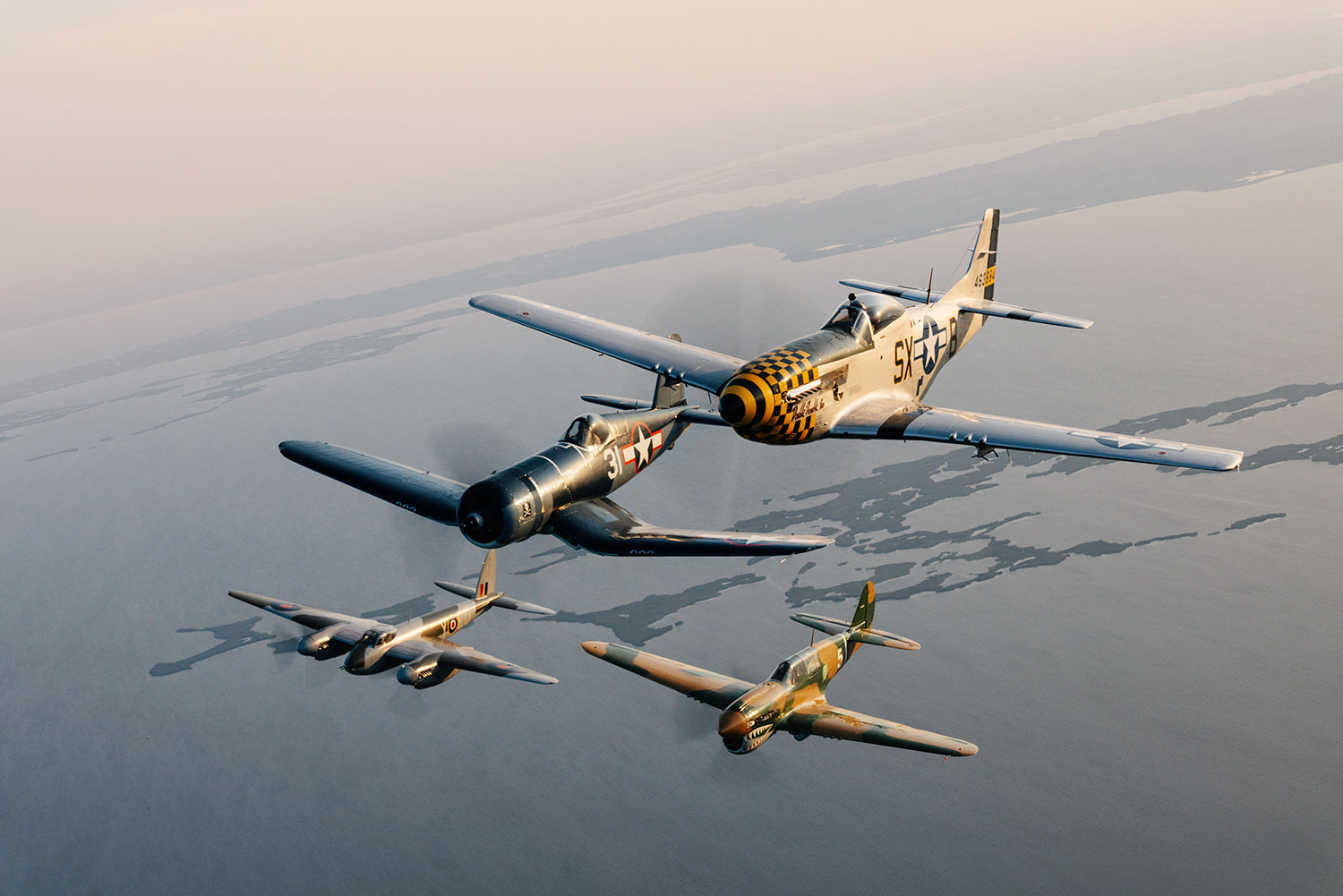 De izquierda a derecha: De Havilland Mosquito, Vought F4U Corsair, Curtis Warkawk y P-51 Mustang