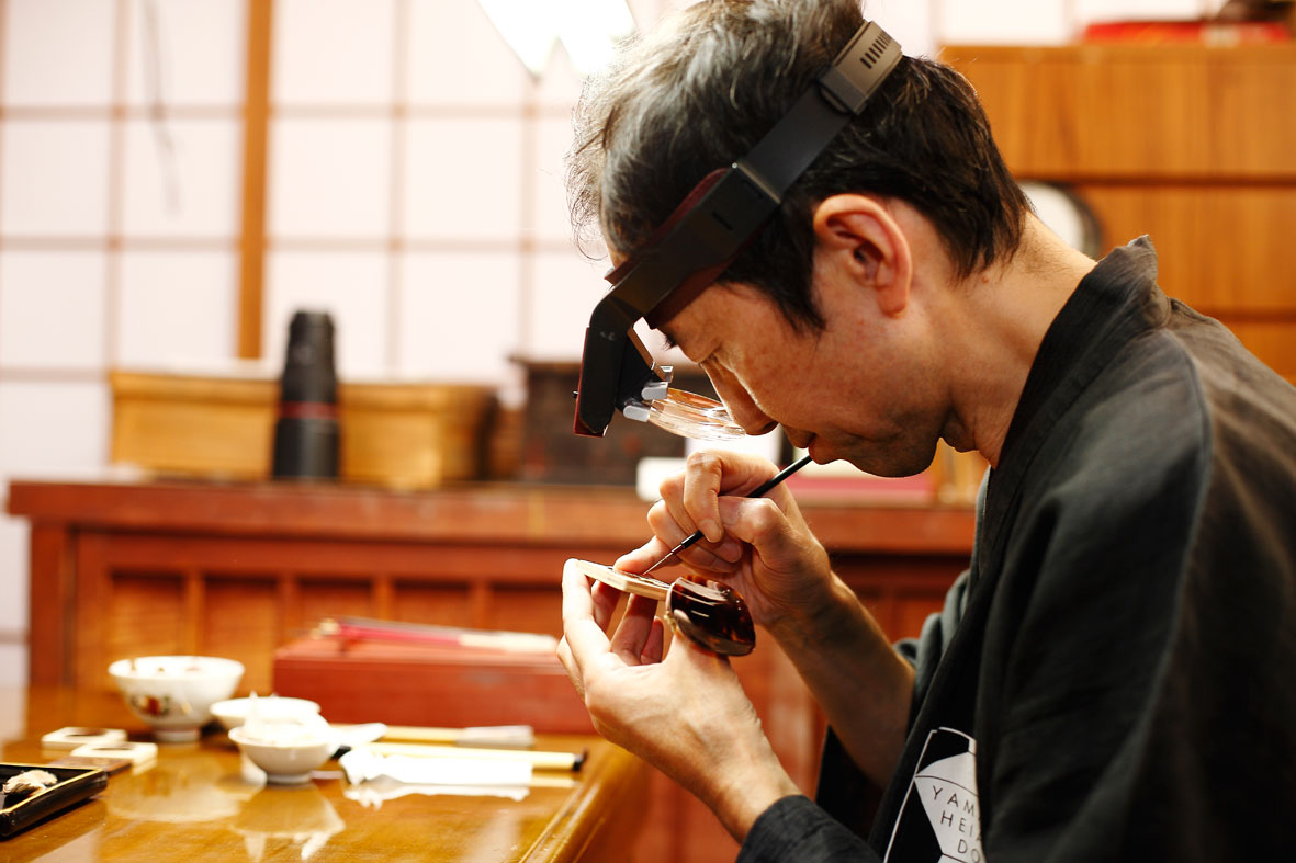 El maestro Minori Koizumi pintando el Chopard Urushi Año del Mono