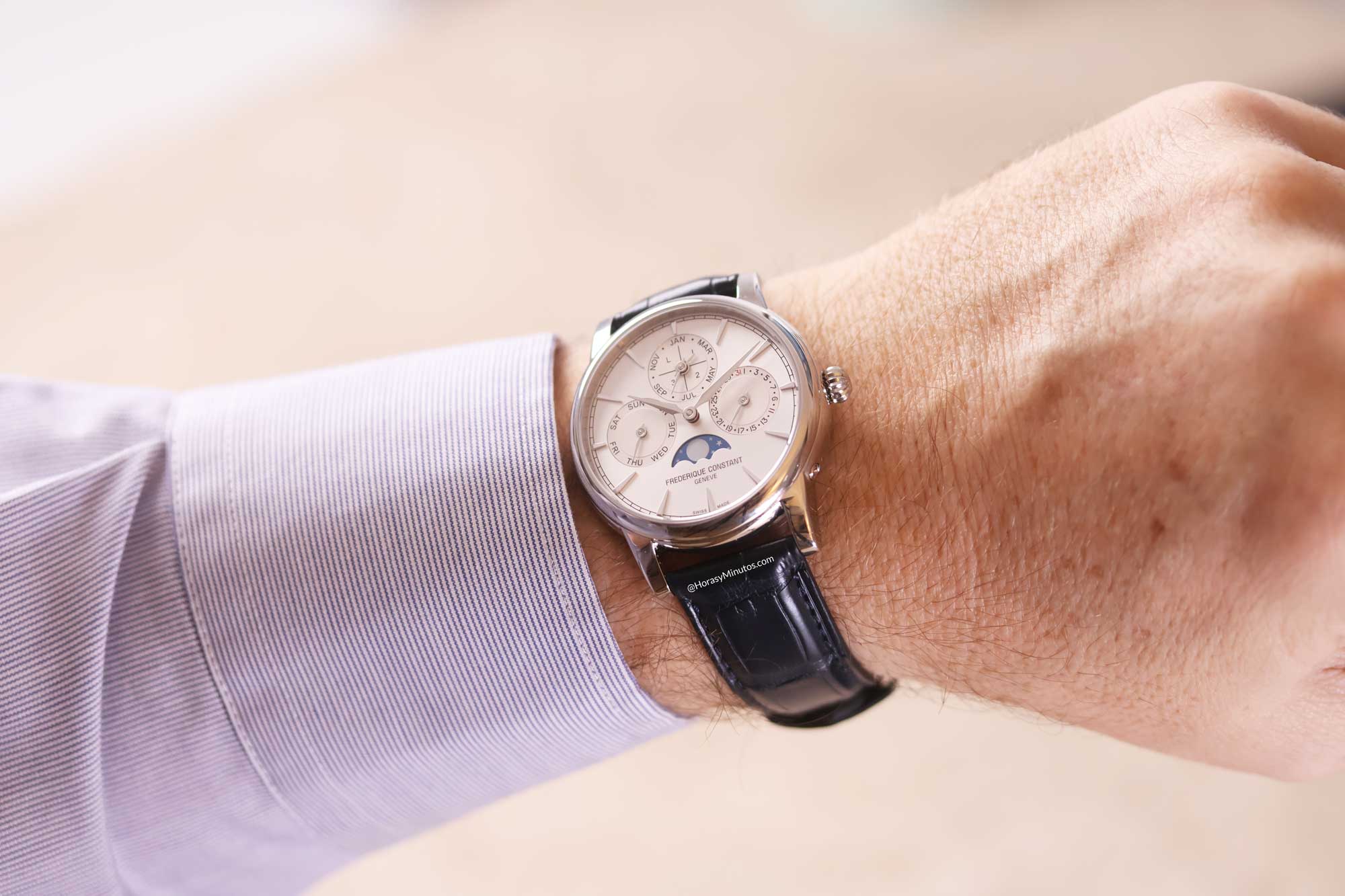 El Frederique Constant Classic Perpetual Calendar Manufacture gris, puesto