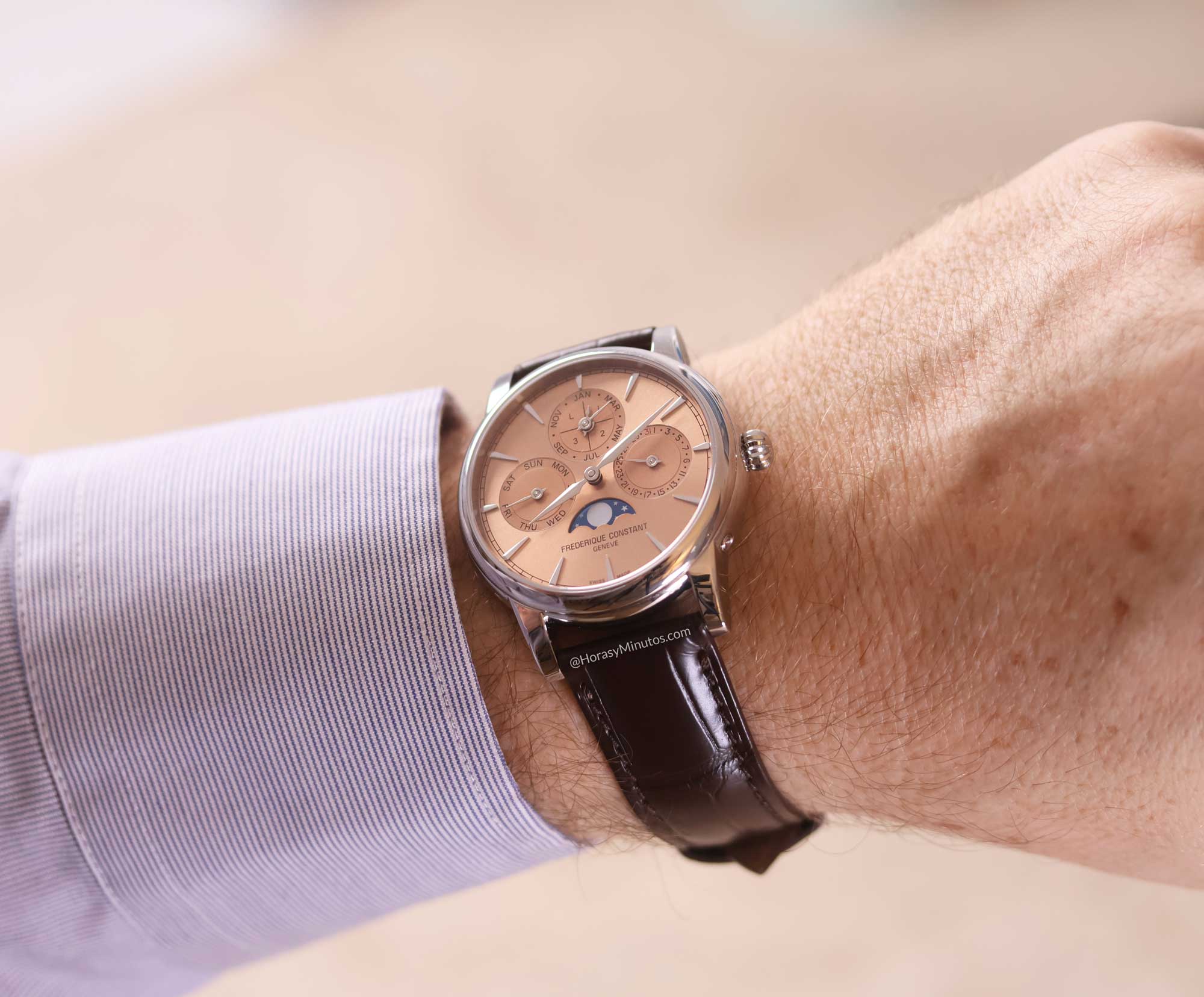 El Frederique Constant Classic Perpetual Calendar Manufacture salmón, en la muñeca