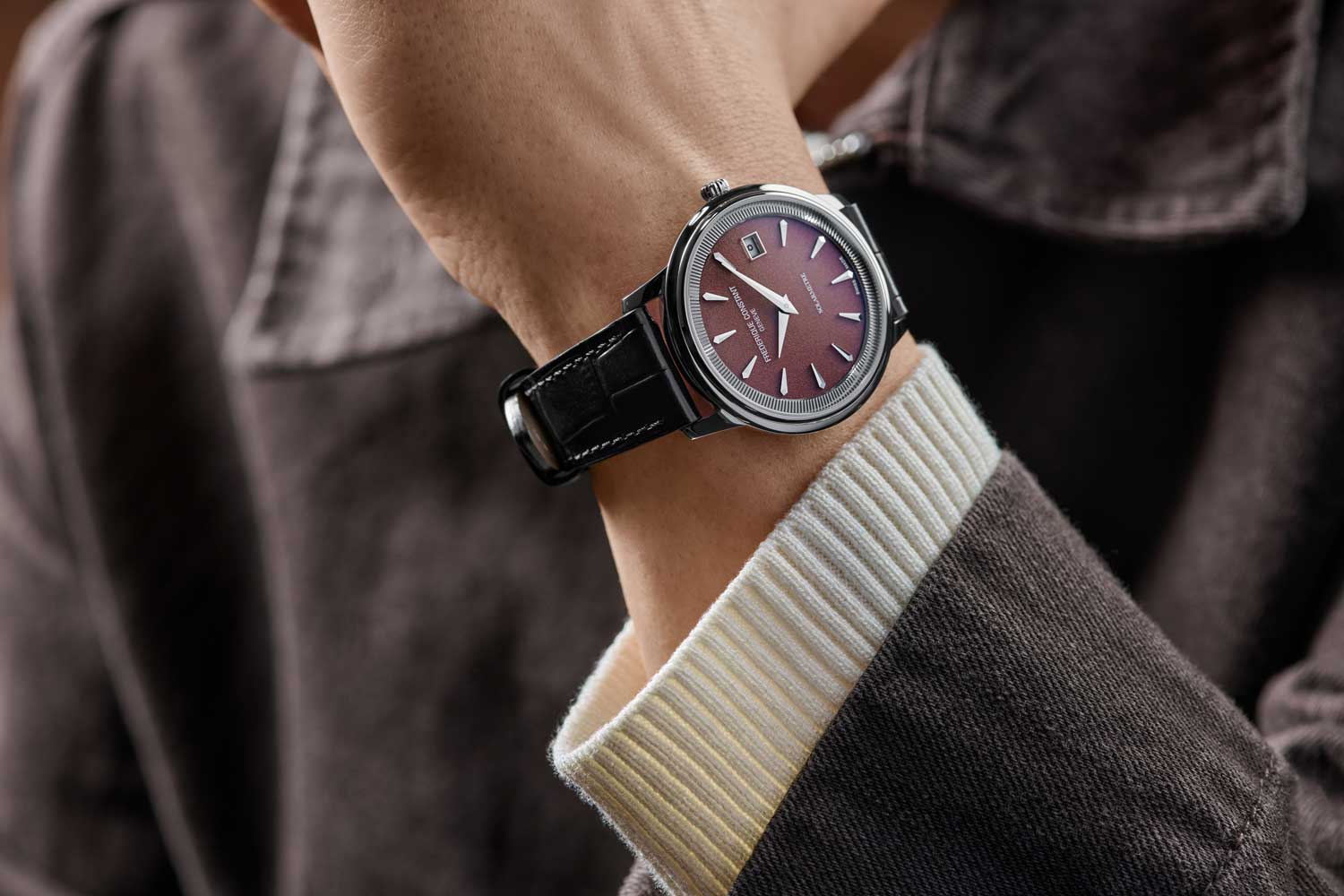 En la muñeca: Frederique Constant Classics Moneta Solarmetre rojo