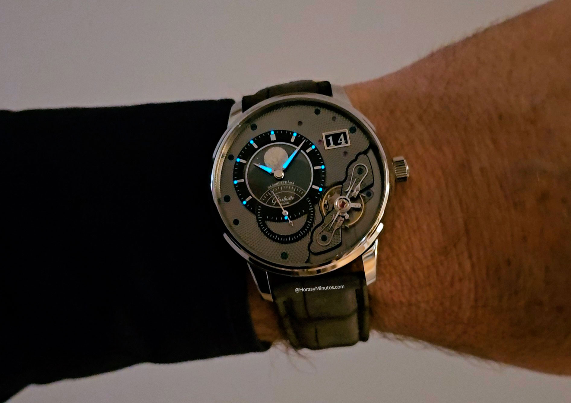 El Glashütte Original PanolunarInverse por la noche