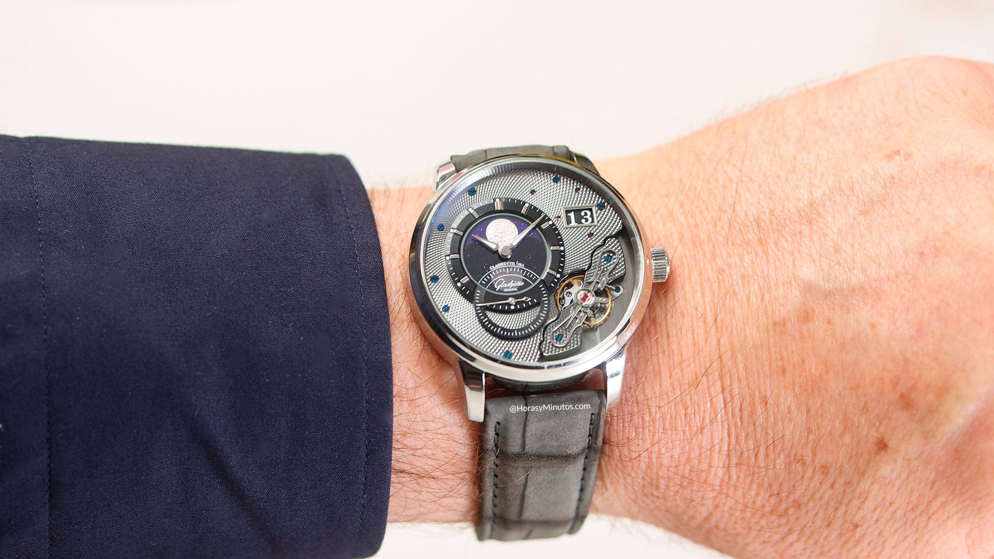 El Glashütte Original PanolunarInverse en la muñeca