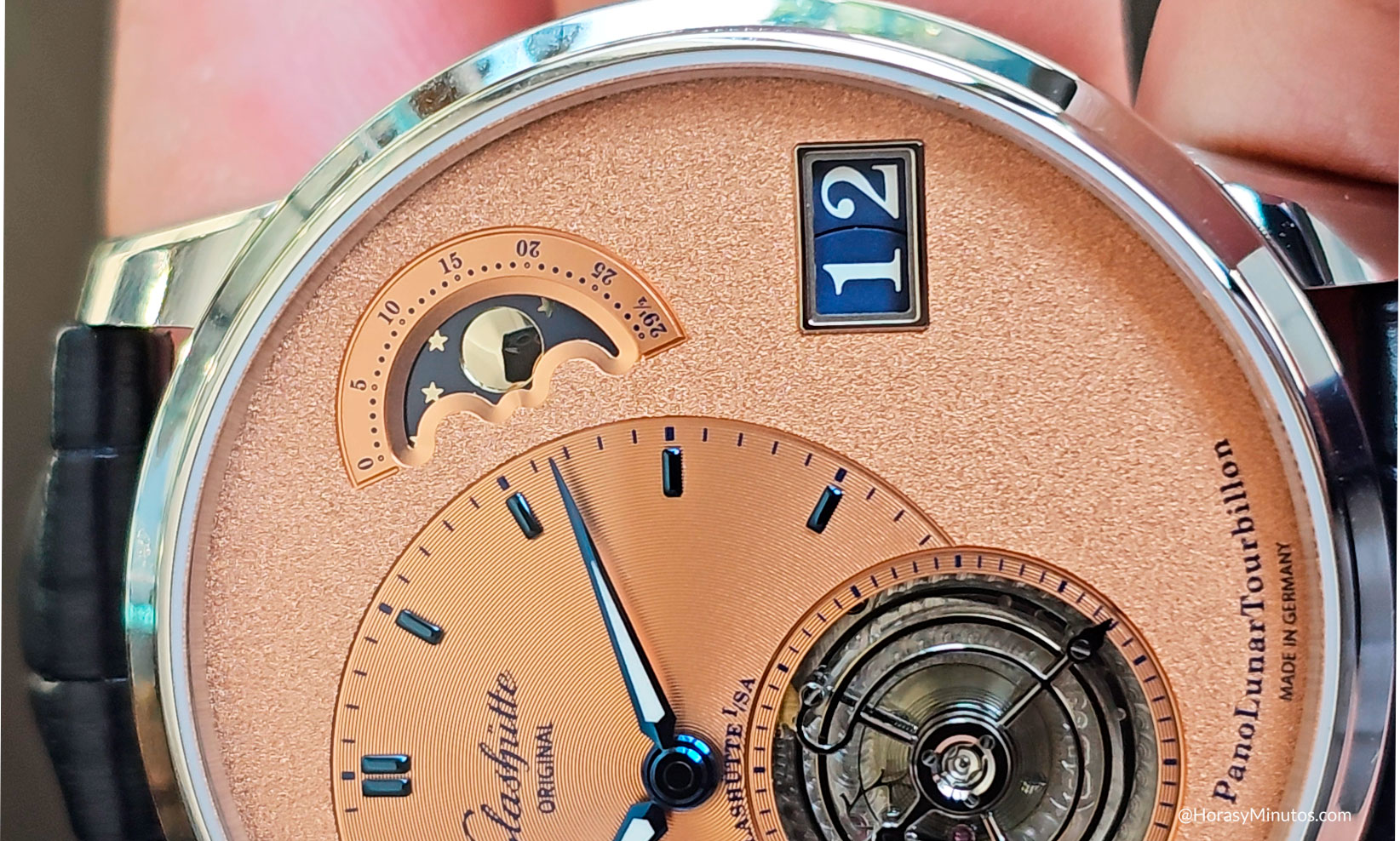 Detalle de la luna y fecha del Glashütte Original PanoLunarTourbillon