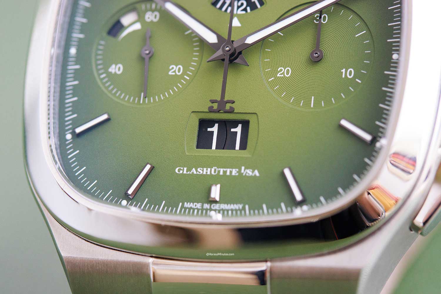 Ventana de fecha del Glashütte Original Seventies Chronograph Panorama Date "Fab Green"