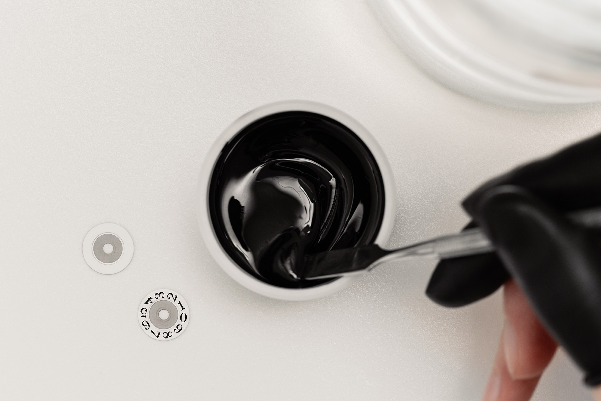 La tinta que se aplica en la fábrica de esferas de Glashütte Original sobre el troquel de estampación