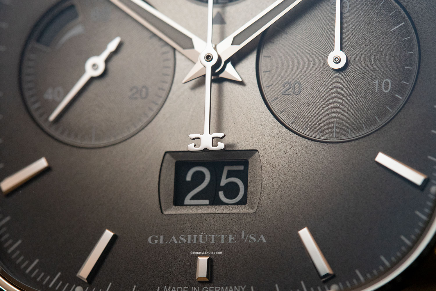 Detalle de la ventana de fecha del Glashütte Original Seventies Chronograph Panorama Date Limited Edition gris