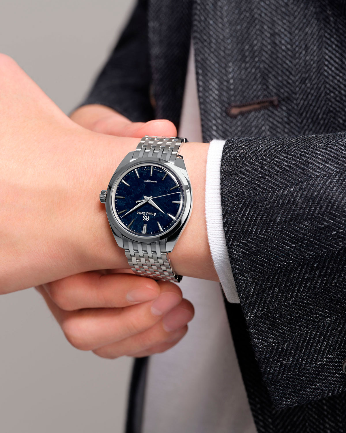 Así queda el Grand Seiko Elegance Collection “Iwao Blue” SBGY043