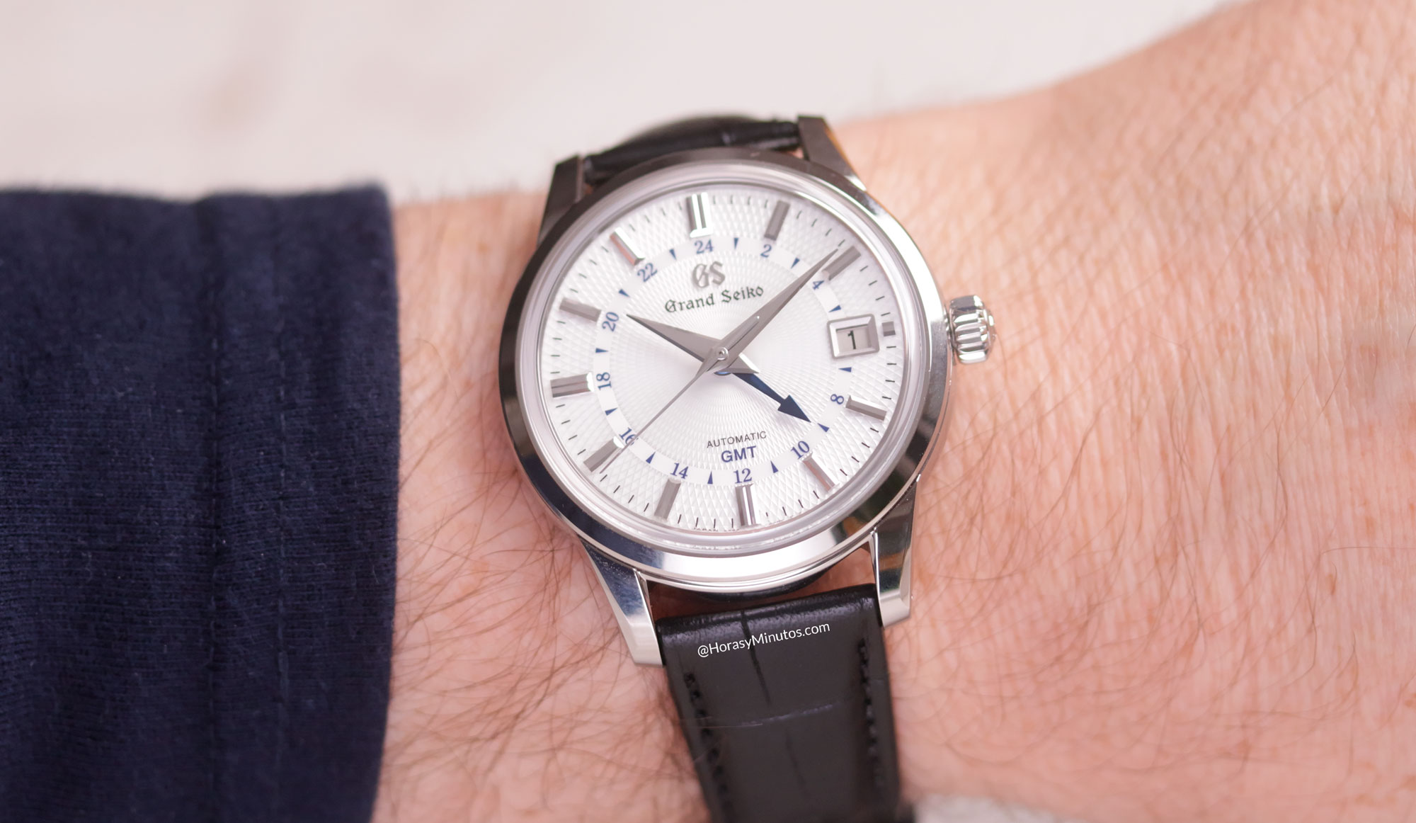 El Grand Seiko Elegance GMT SBGM255 Snowdrop, puesto