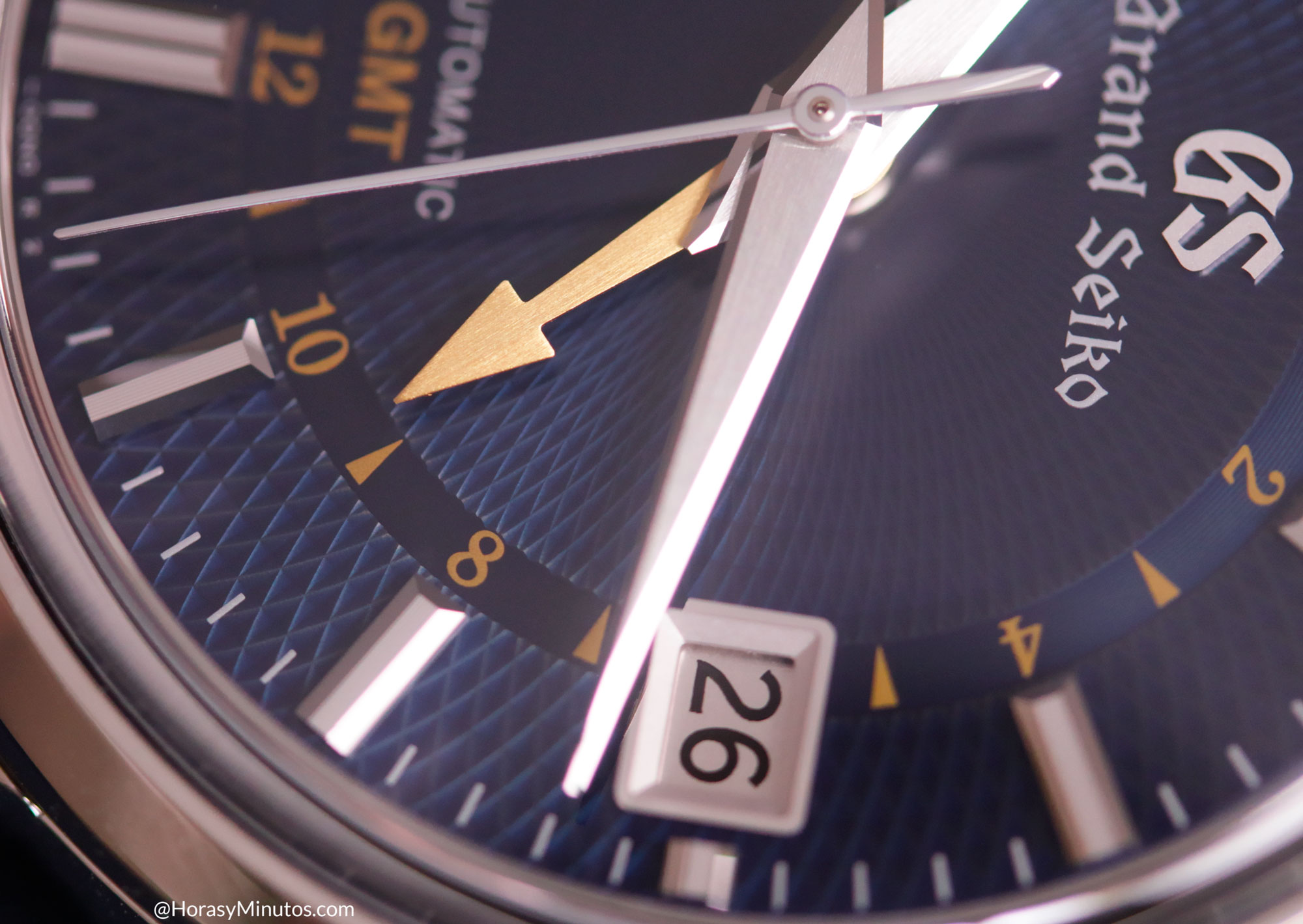 Detalle de la esfera del Grand Seiko Elegance GMT SBGM257 Moondrop