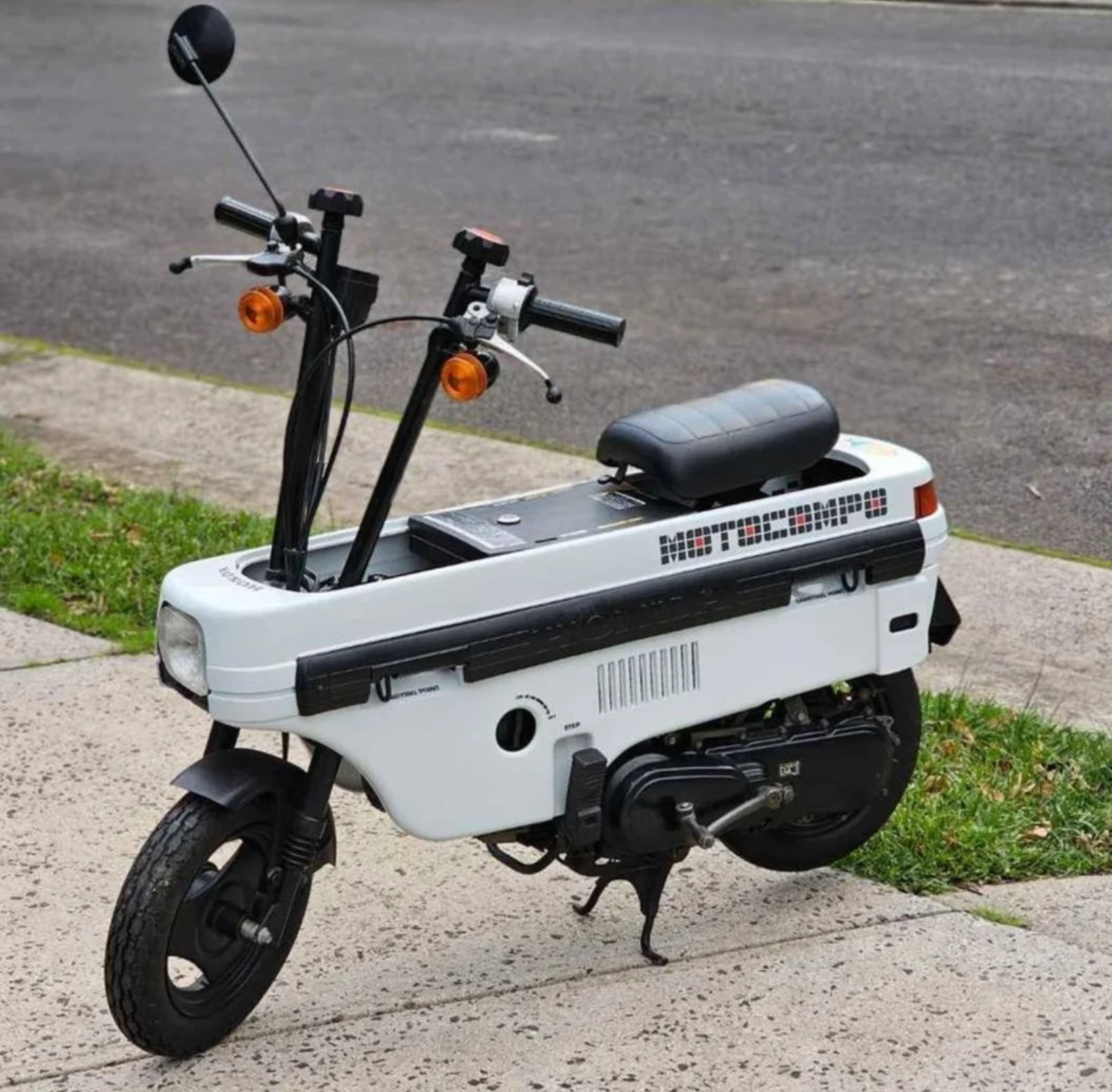 Honda Motocompo blanca