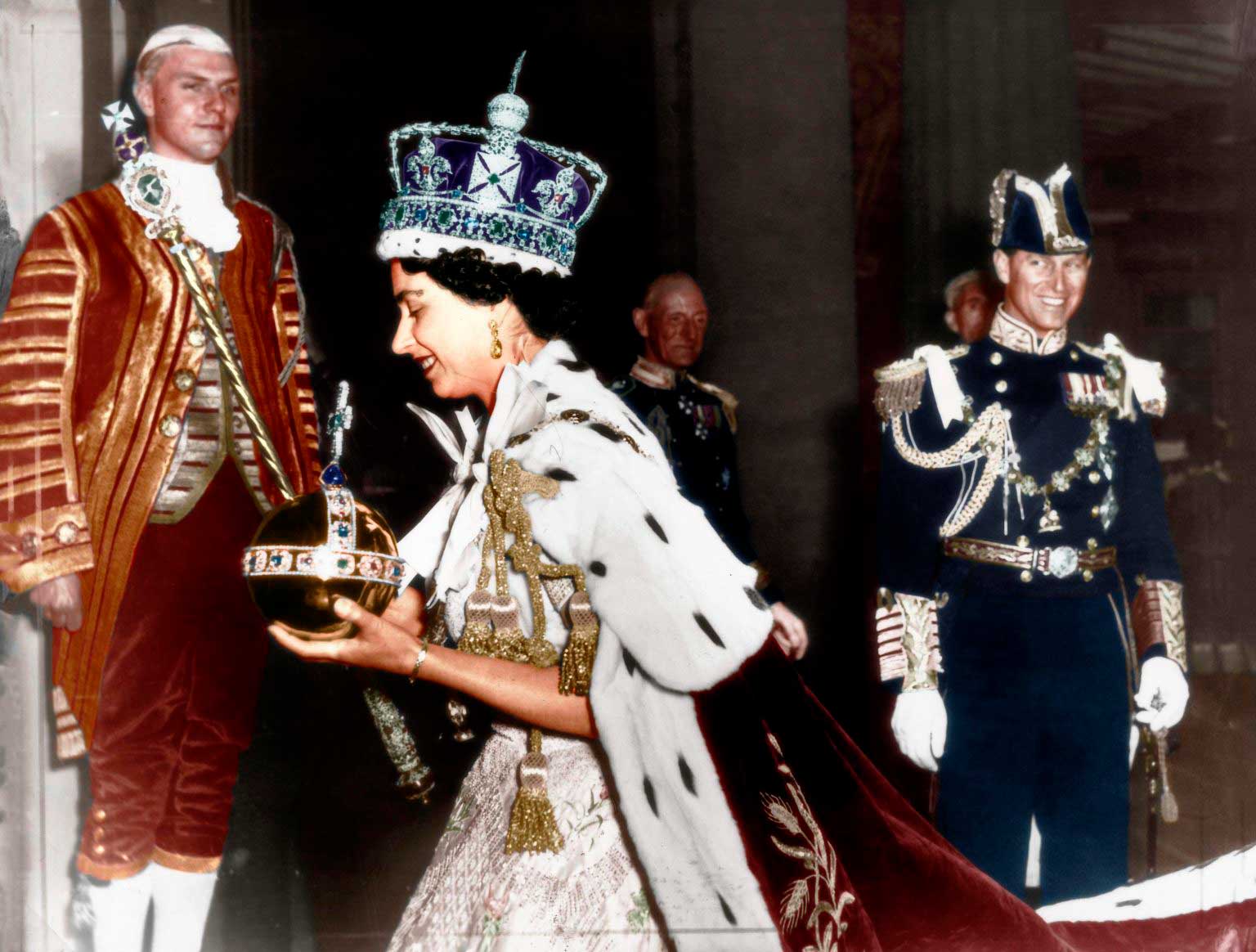 Isabel II el día de su coronación con su Jaeger-LeCoultre 101
