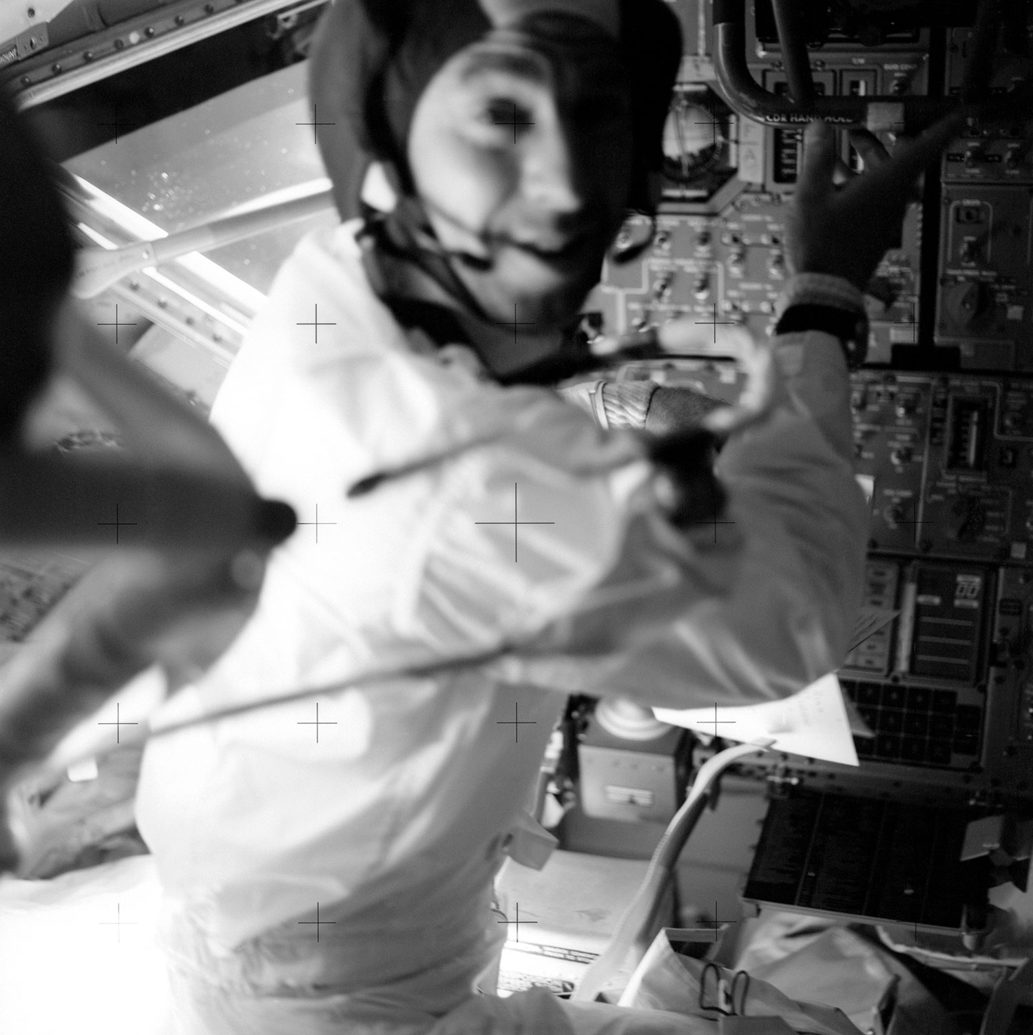Jim Lovell en el módulo lunar con su Omega Speedmaster