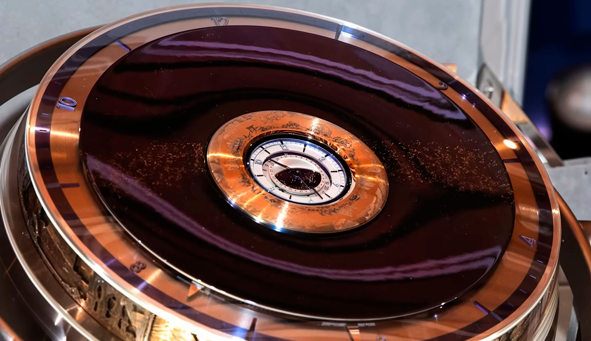 El Louis Vuitton × De Bethune LVDB-03 Louis Varius con el domo abierto y con el reloj insertado